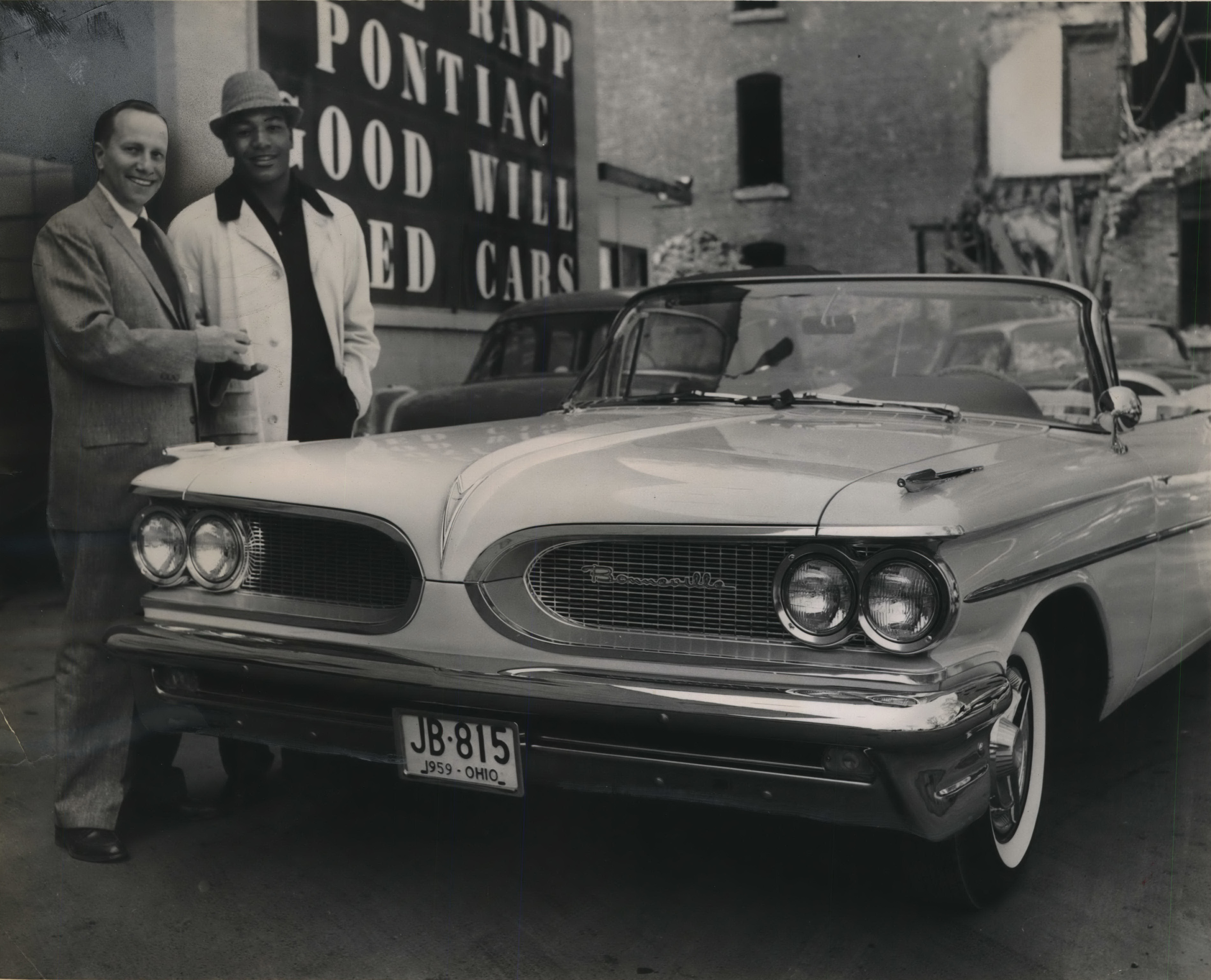 Vintage photo: NFL MVP Jim Brown picks up new Pontiac in Syracuse in 1959 