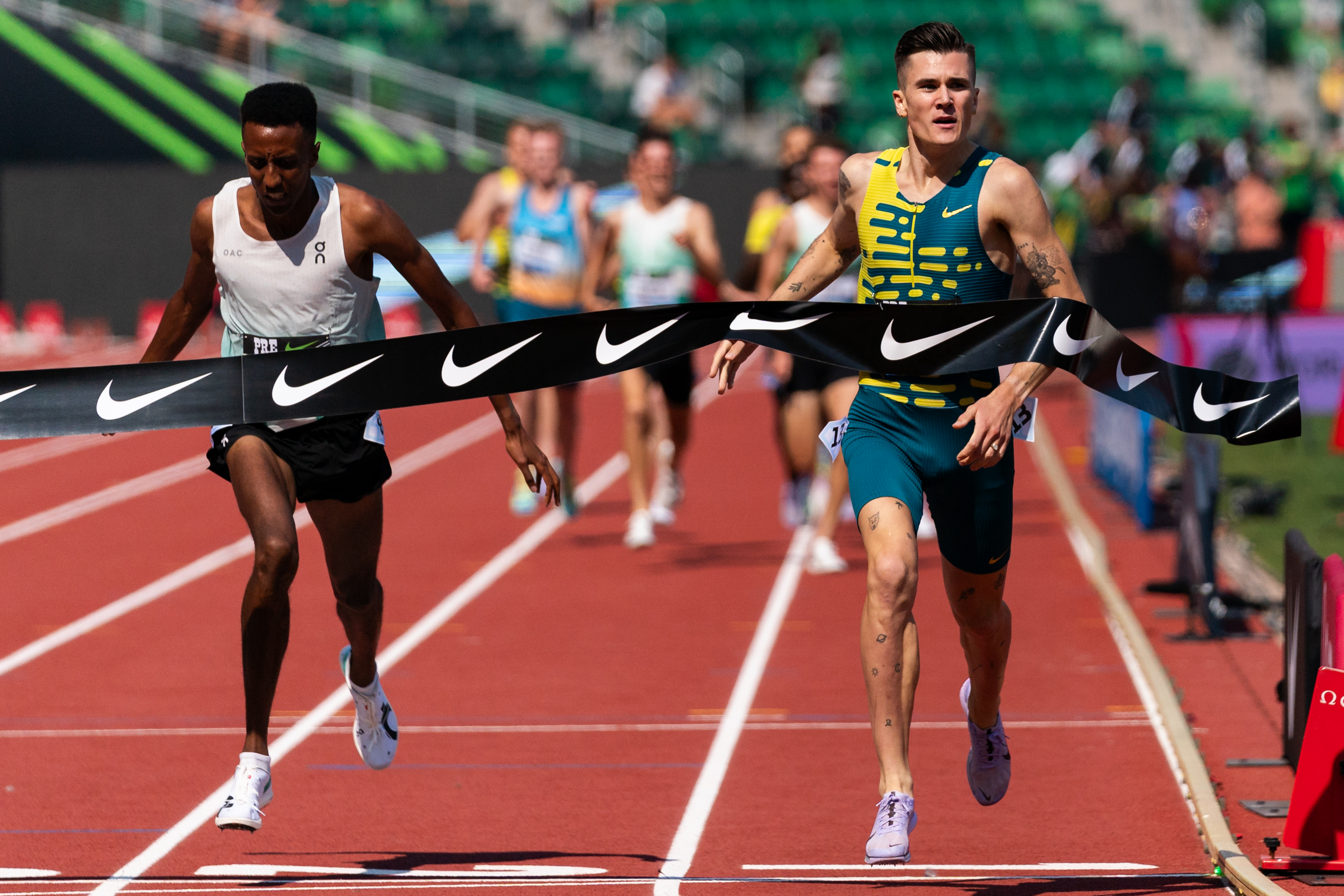 Jakob Ingebrigtsen (right) of Norway edges out Yared Nuguse of the United States during the men's Bowerman Mile at Hayward Field on Sept. 16, 2023, in Eugene. (Photo by Ali Gradischer/Getty Images)