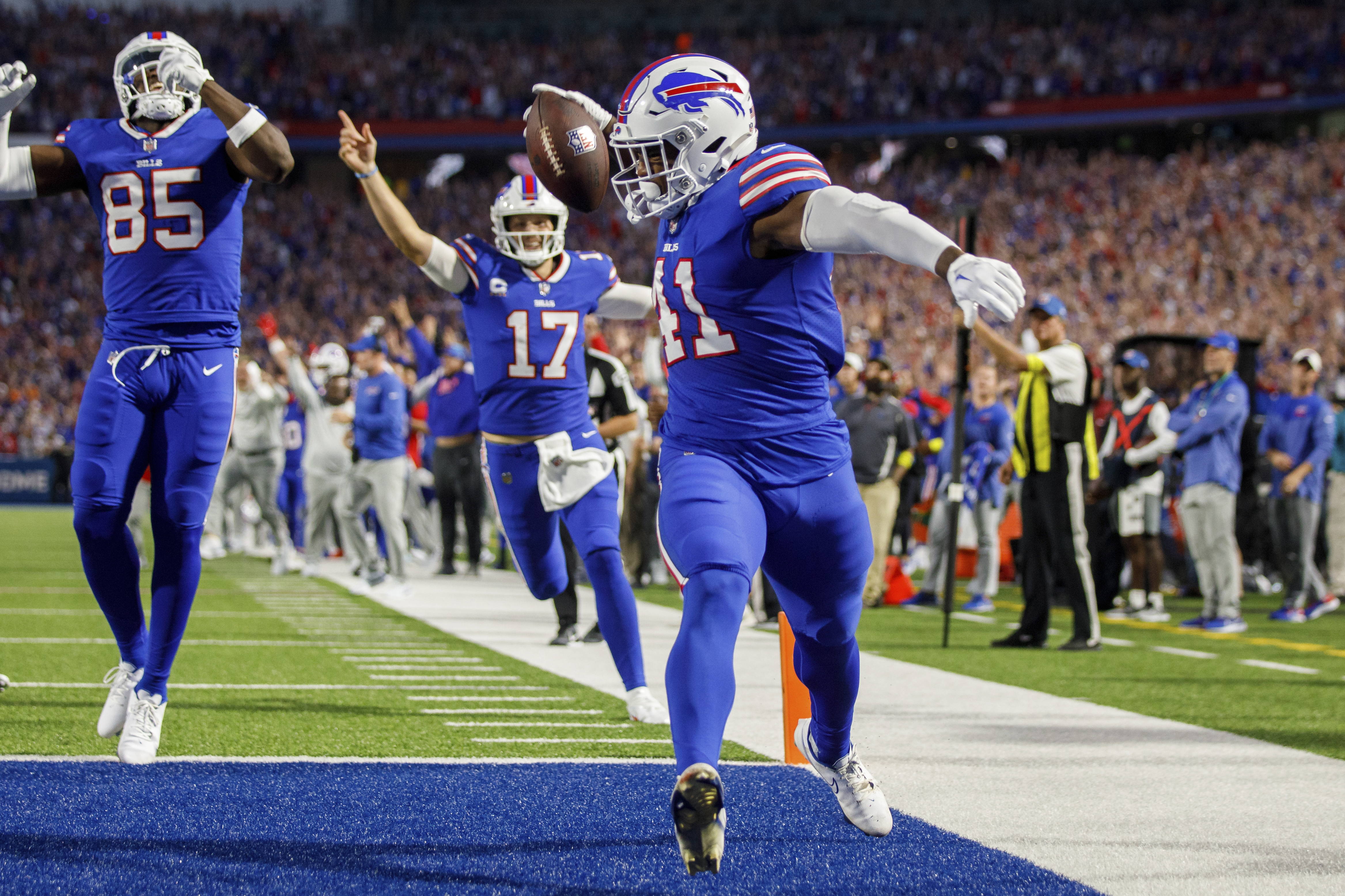 Buffalo Bills Hand Miami Dolphins Their First Loss, Take AFC East Lead -  Sports Illustrated Buffalo Bills News, Analysis and More