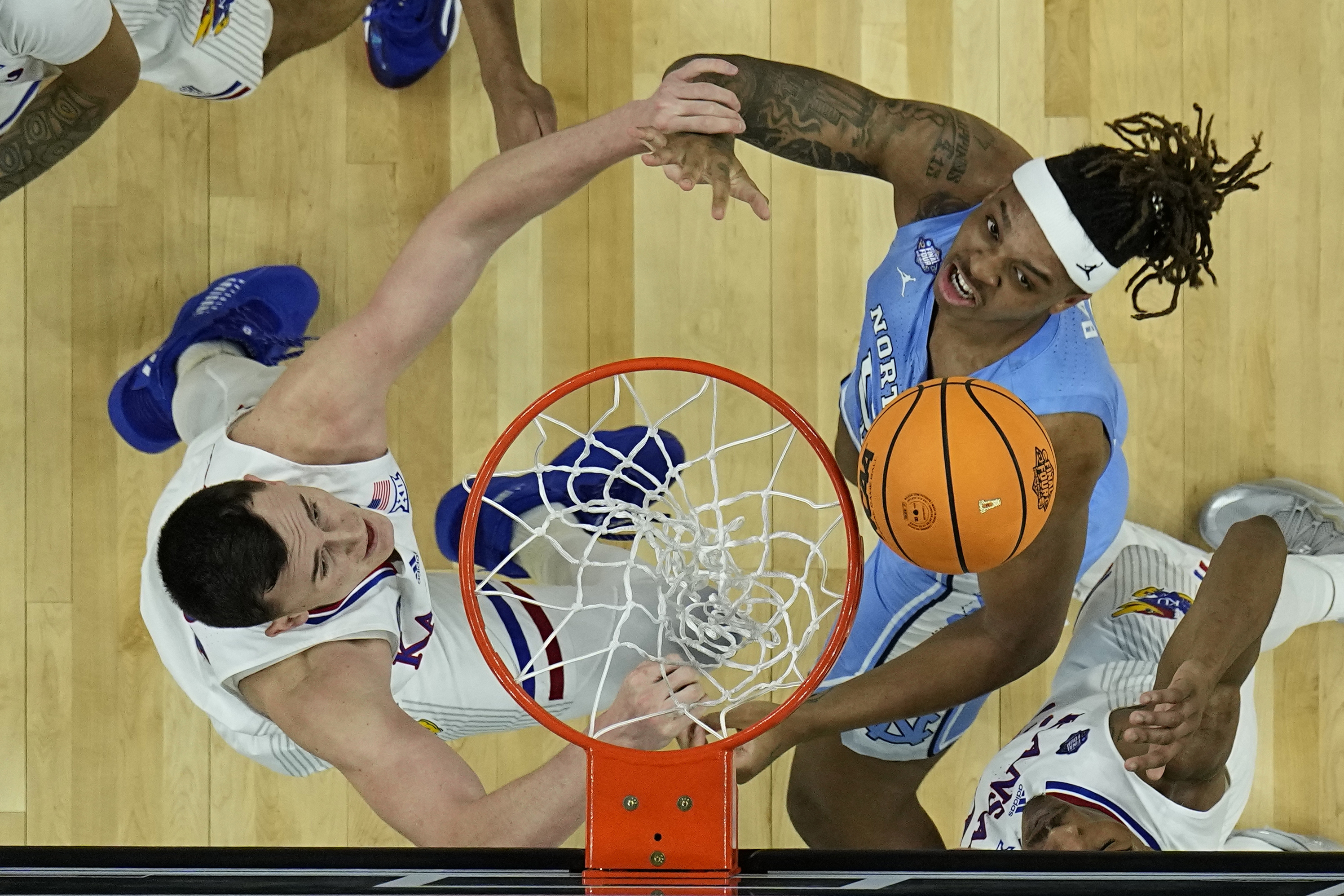 Kansas Jayhawks beat Tar Heels, 72-69, in NCAA men's title game