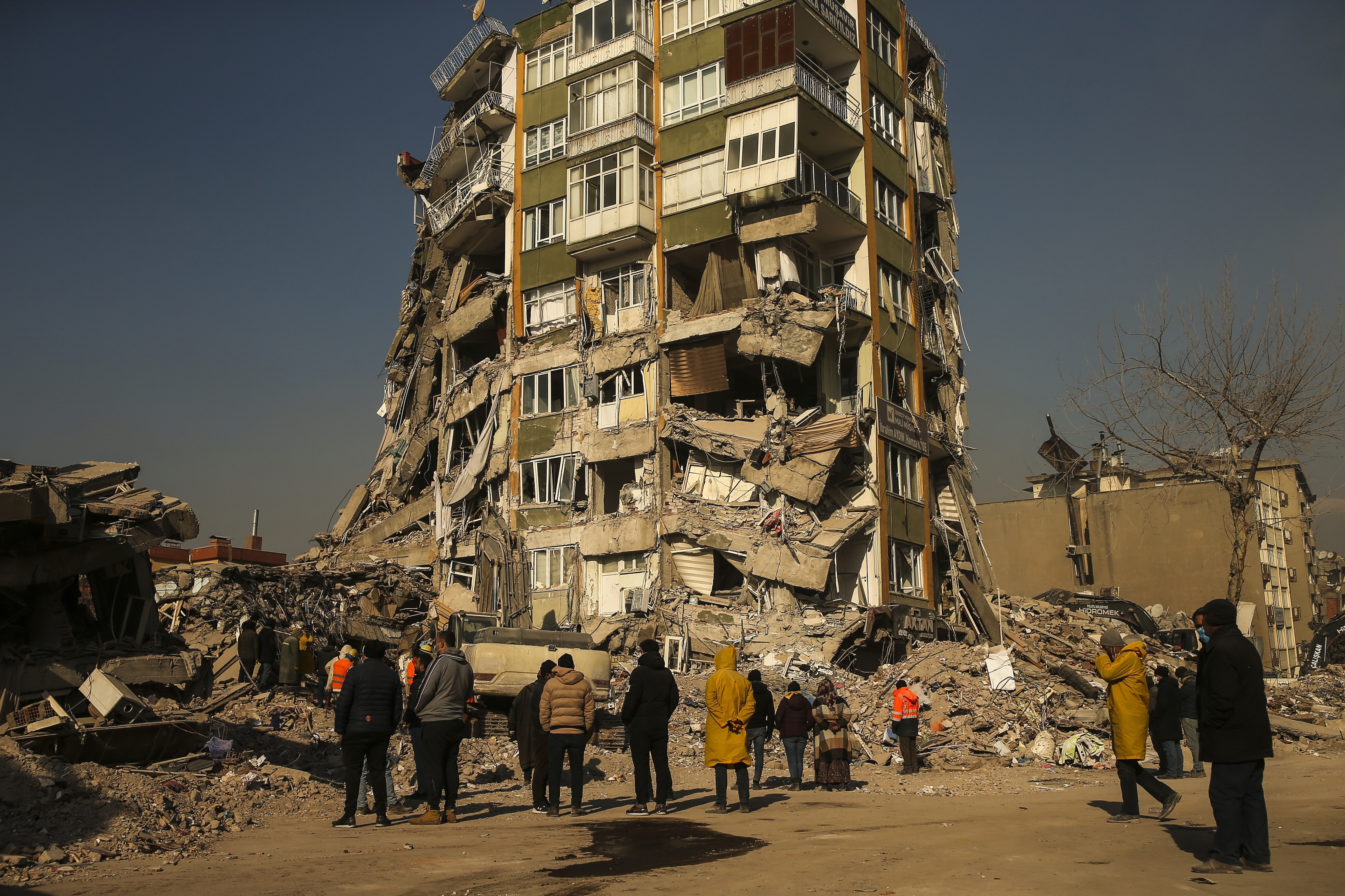 Türkler ve Suriyeliler deprem sonrası felaketle karşı karşıya: hükümetleri