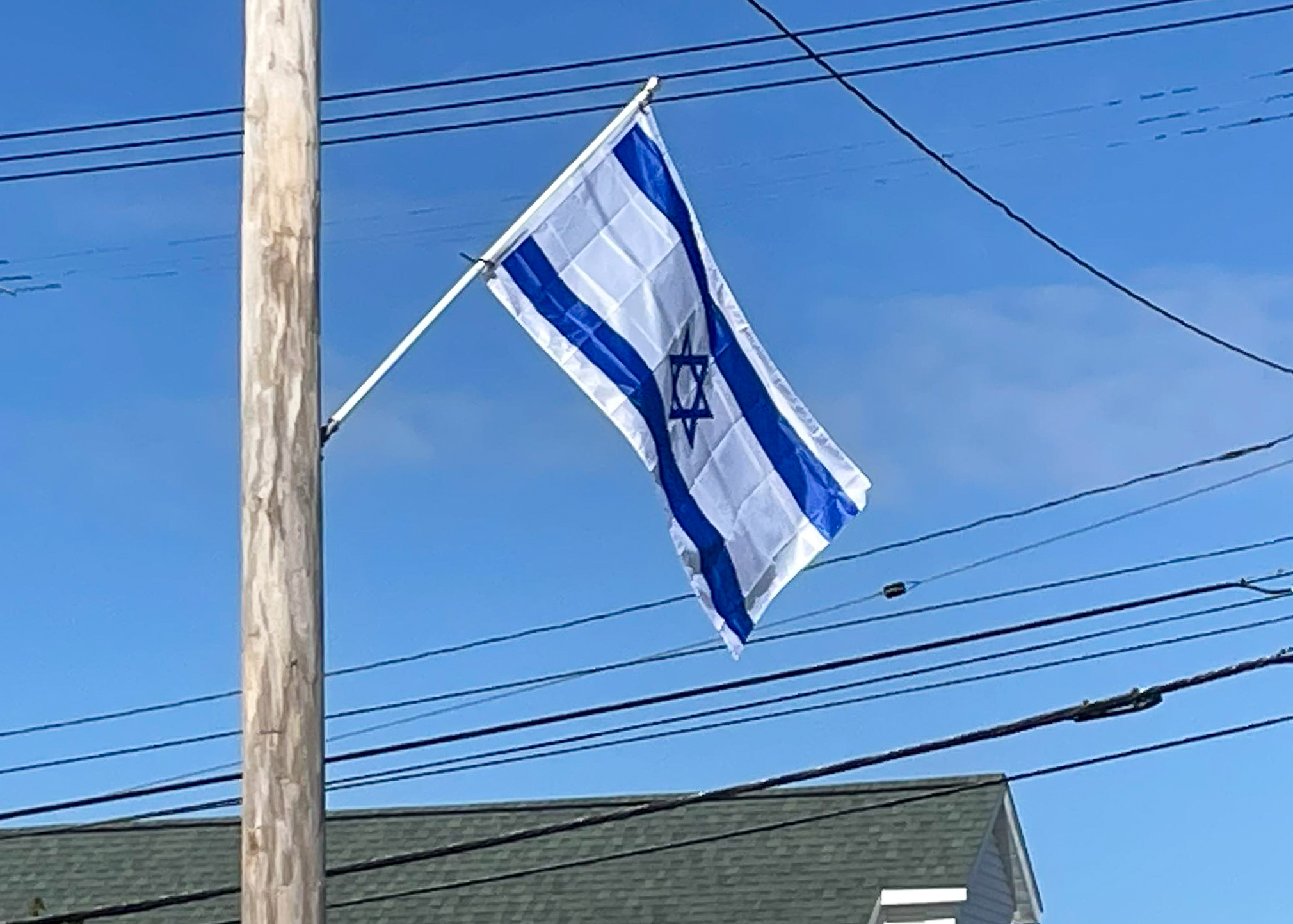 Polis raporuna göre bir kadın NJ’deki işyerinde İsrail bayrağını yırtıyor ve işçilerle alay ediyor