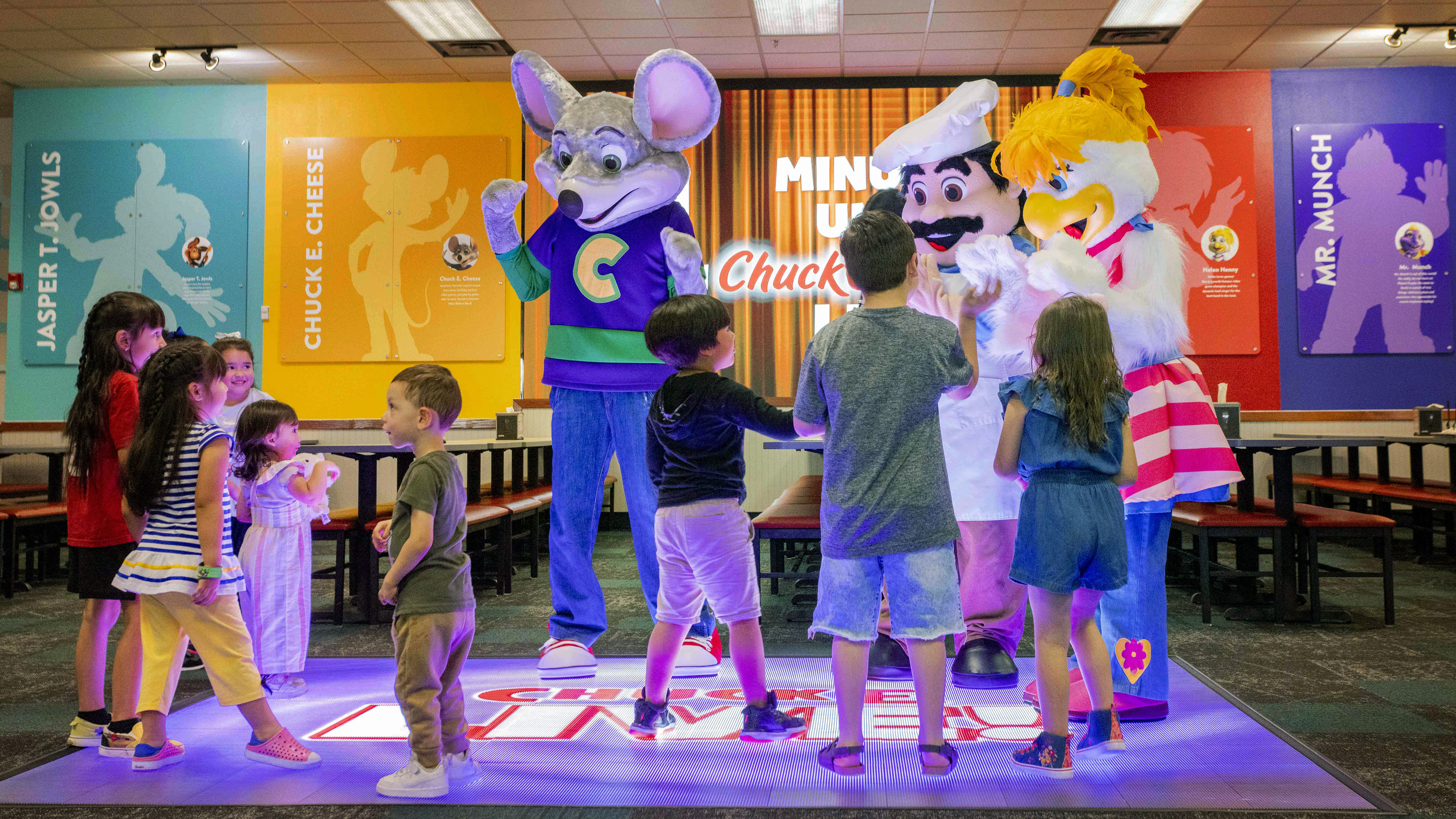 チャッキー22ステラ Chuck E. Cheese pizza and party space reimagined with new dance