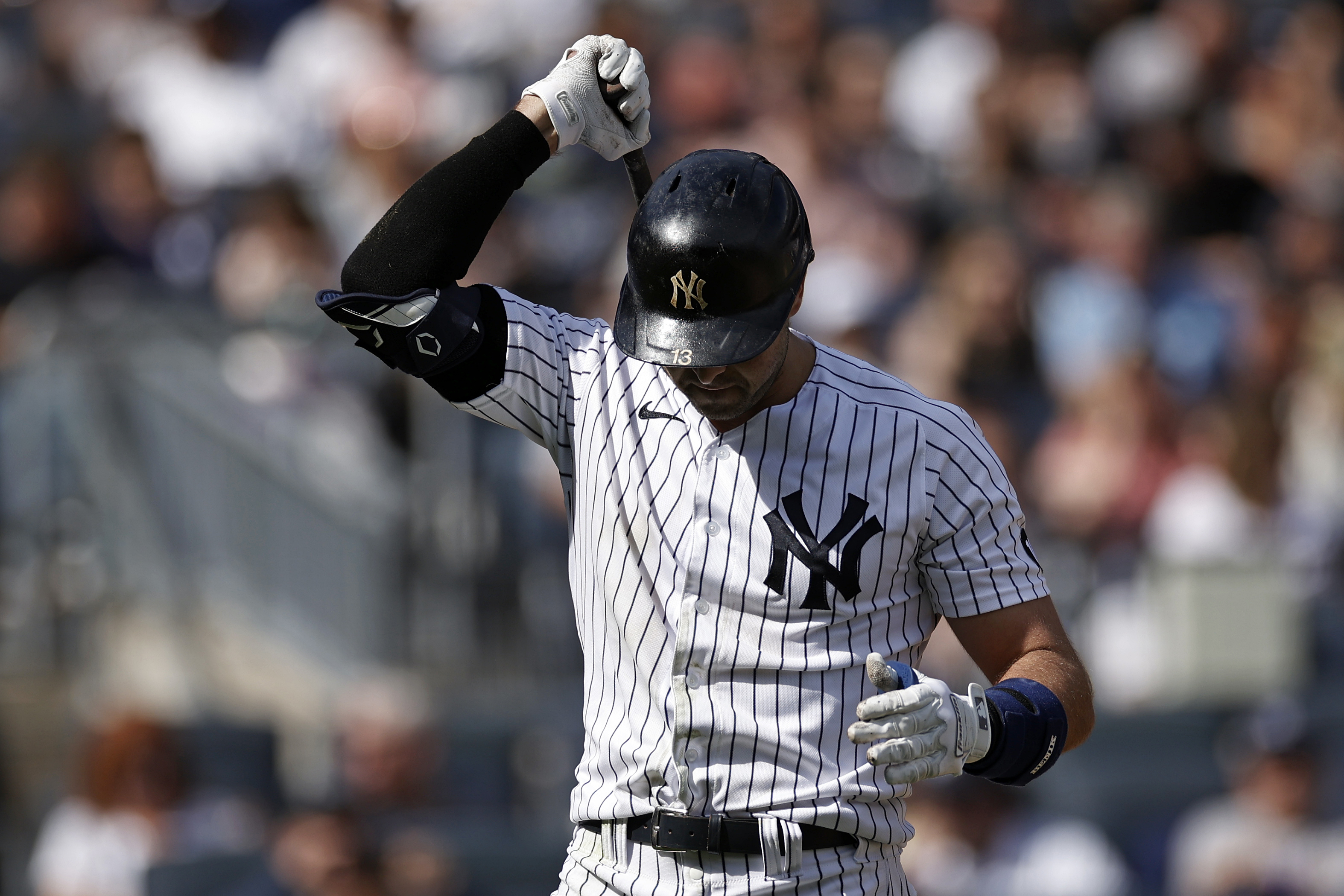 Yankees' Gio Urshela runs full speed to catch foul ball, dives