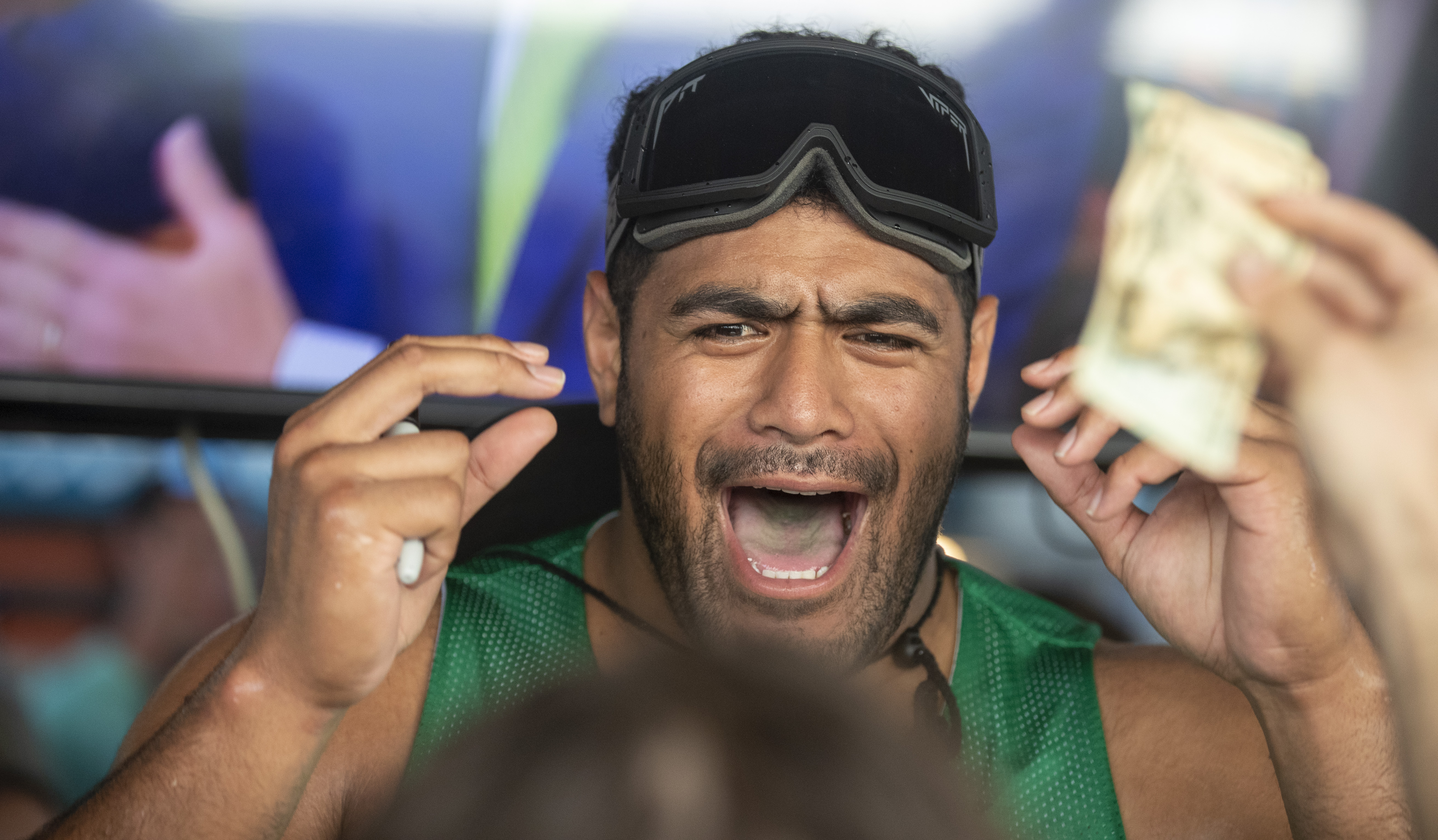 Jason Kelce And Jordan Mailata Put On A Hall Of Fame Performance Behind The  Bar At The Ocean Drive