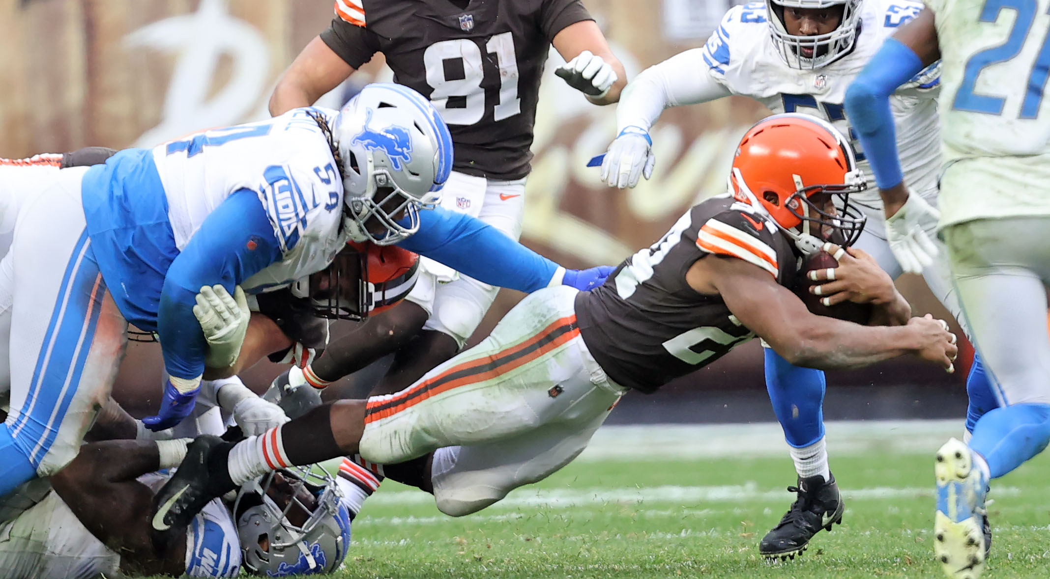 Chubb runs for 130, Browns hold off winless Lions 13-10