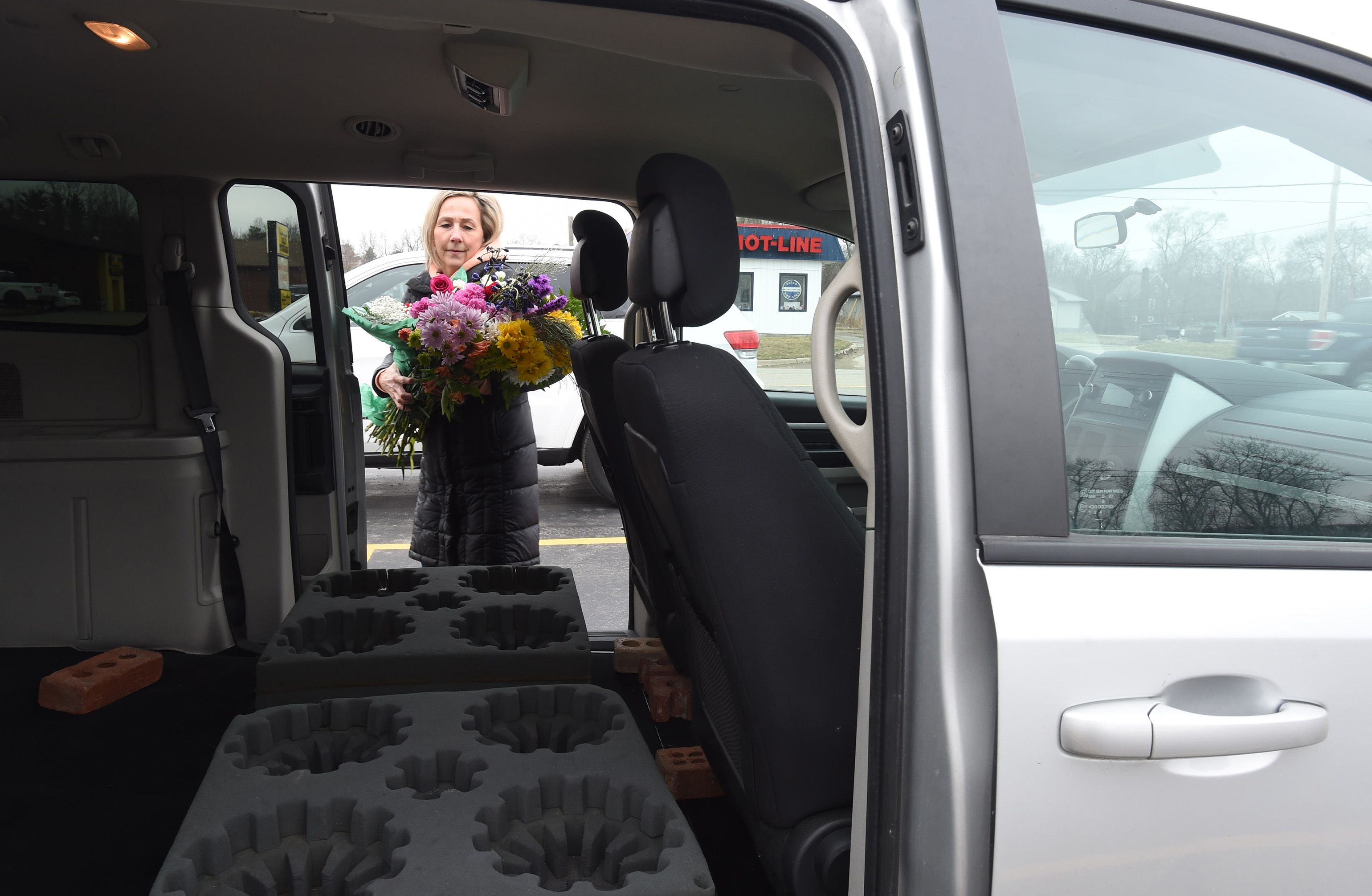 Jackson florist donates flowers to care home