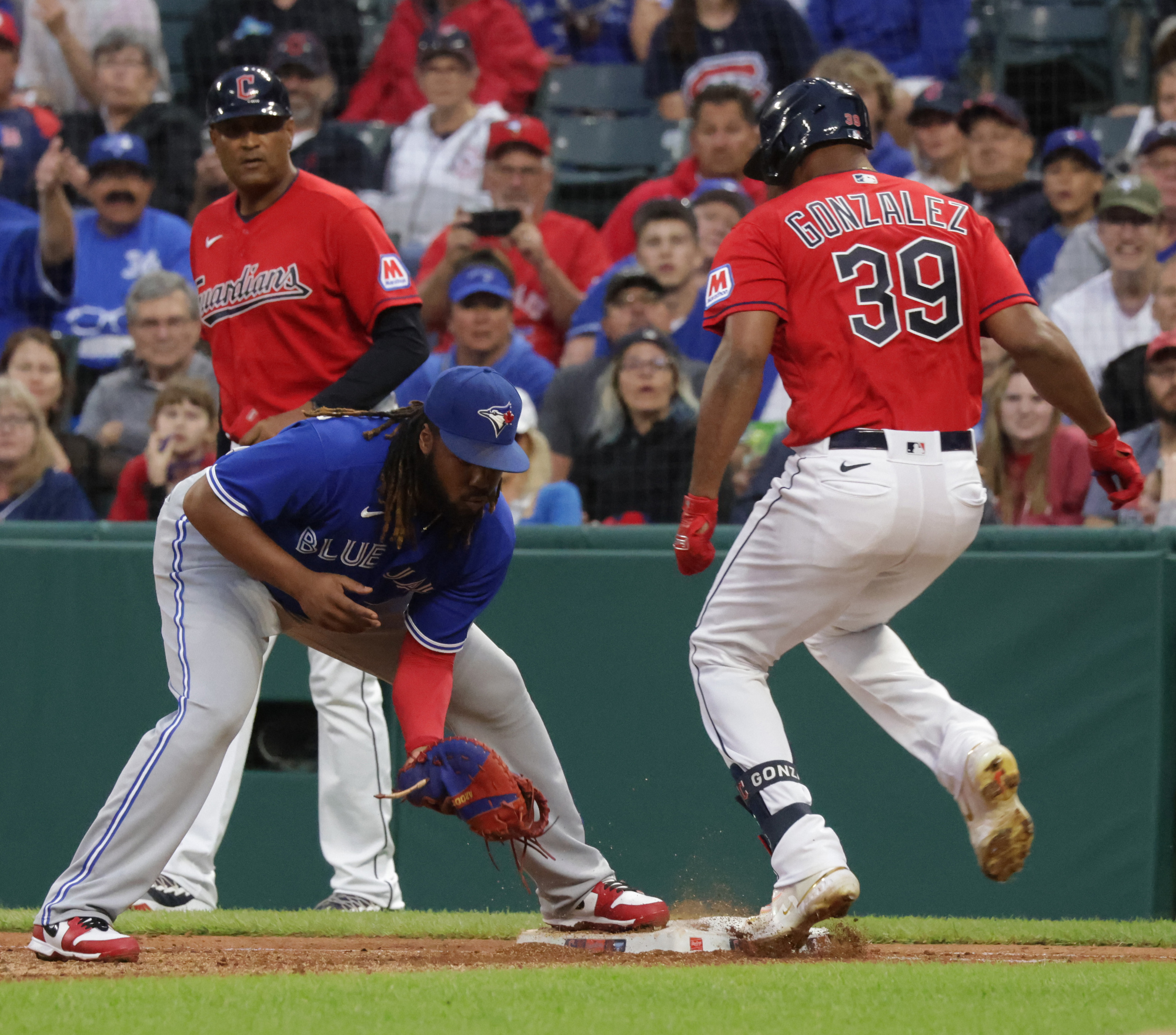 Blue Jays LHP Hyun Jin Ryu (knee) exits start vs. Guardians - Field Level  Media - Professional sports content solutions