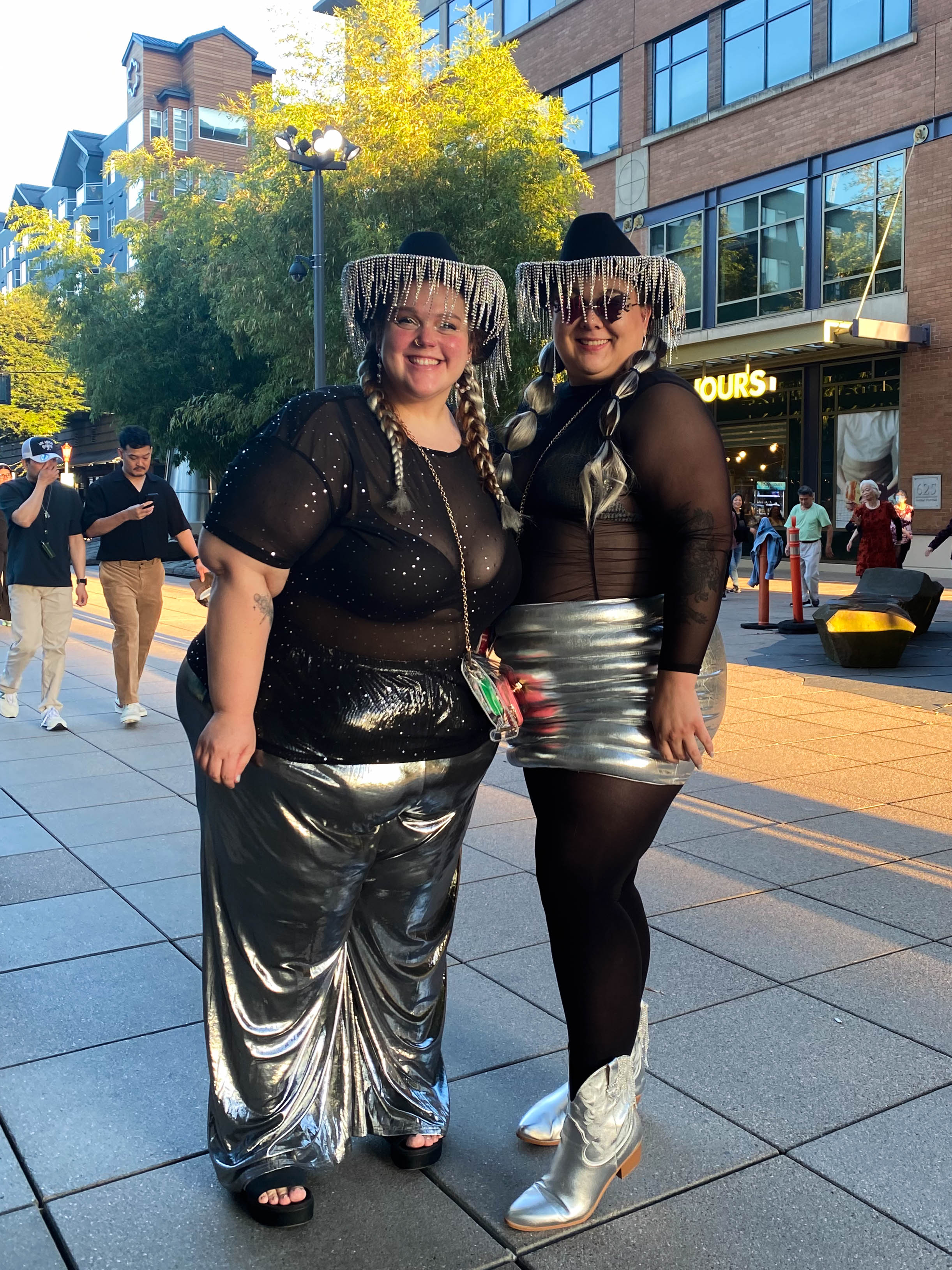 Beyoncé fans strut in silver, rhinestones and cowboy hats at Seattle ...