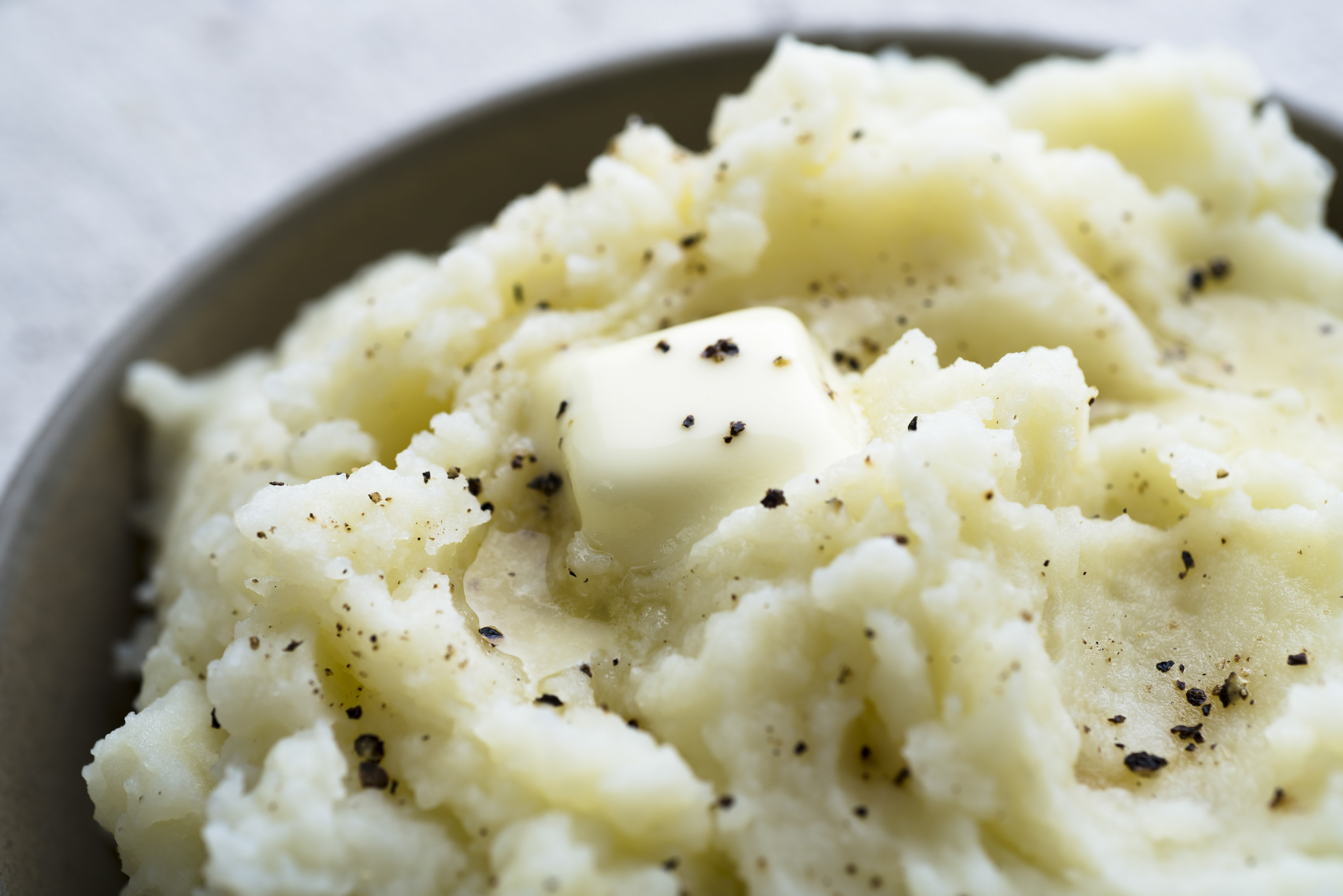 Пюре с мукой на сковороде. Картофельное пюре с жареным луком. Smashed Potatoes. Японское картофельное пюре. Картофельное пюре на белой тарелке.