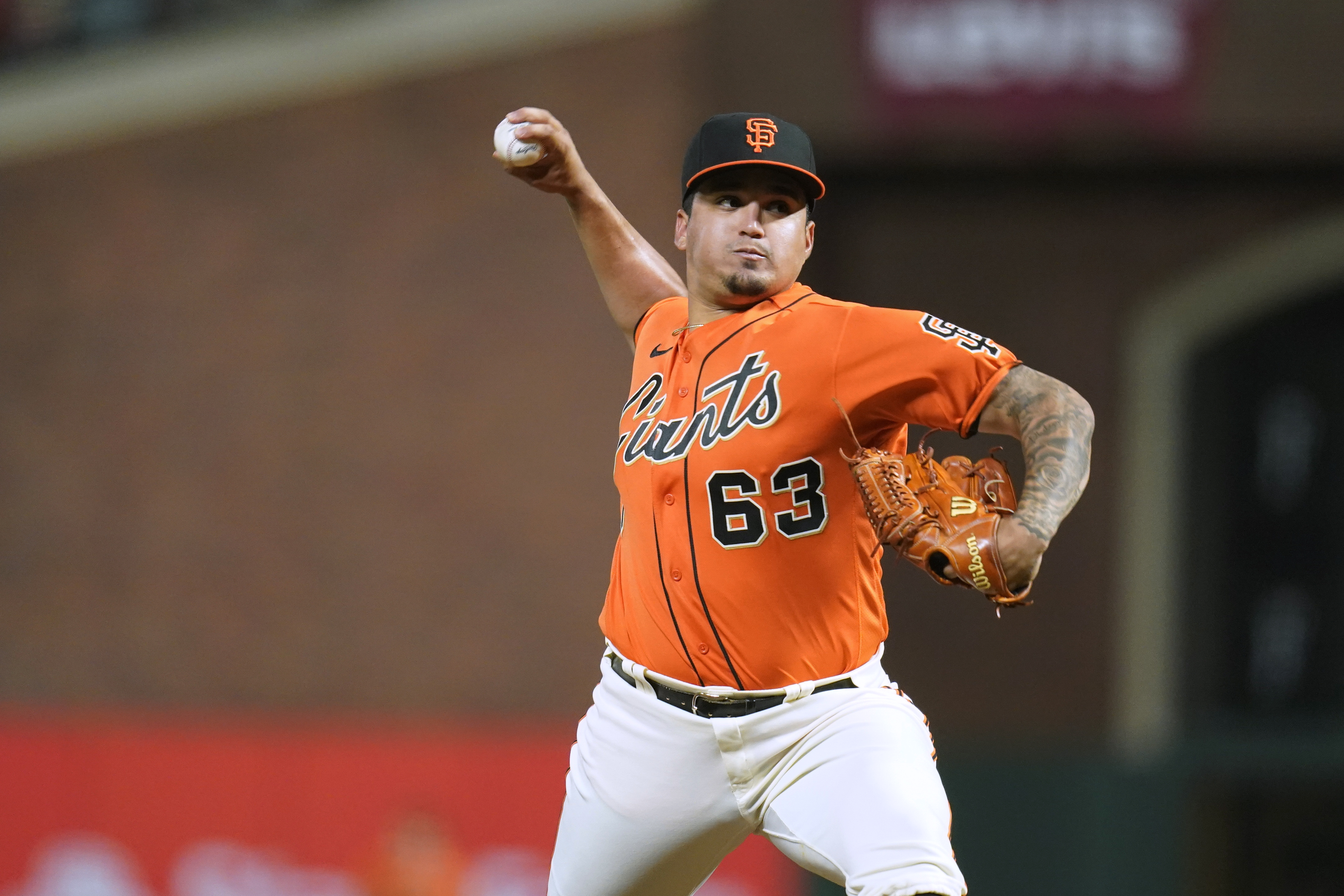 Giants trade RHP Mauricio Llovera to Red Sox for pitching prospect