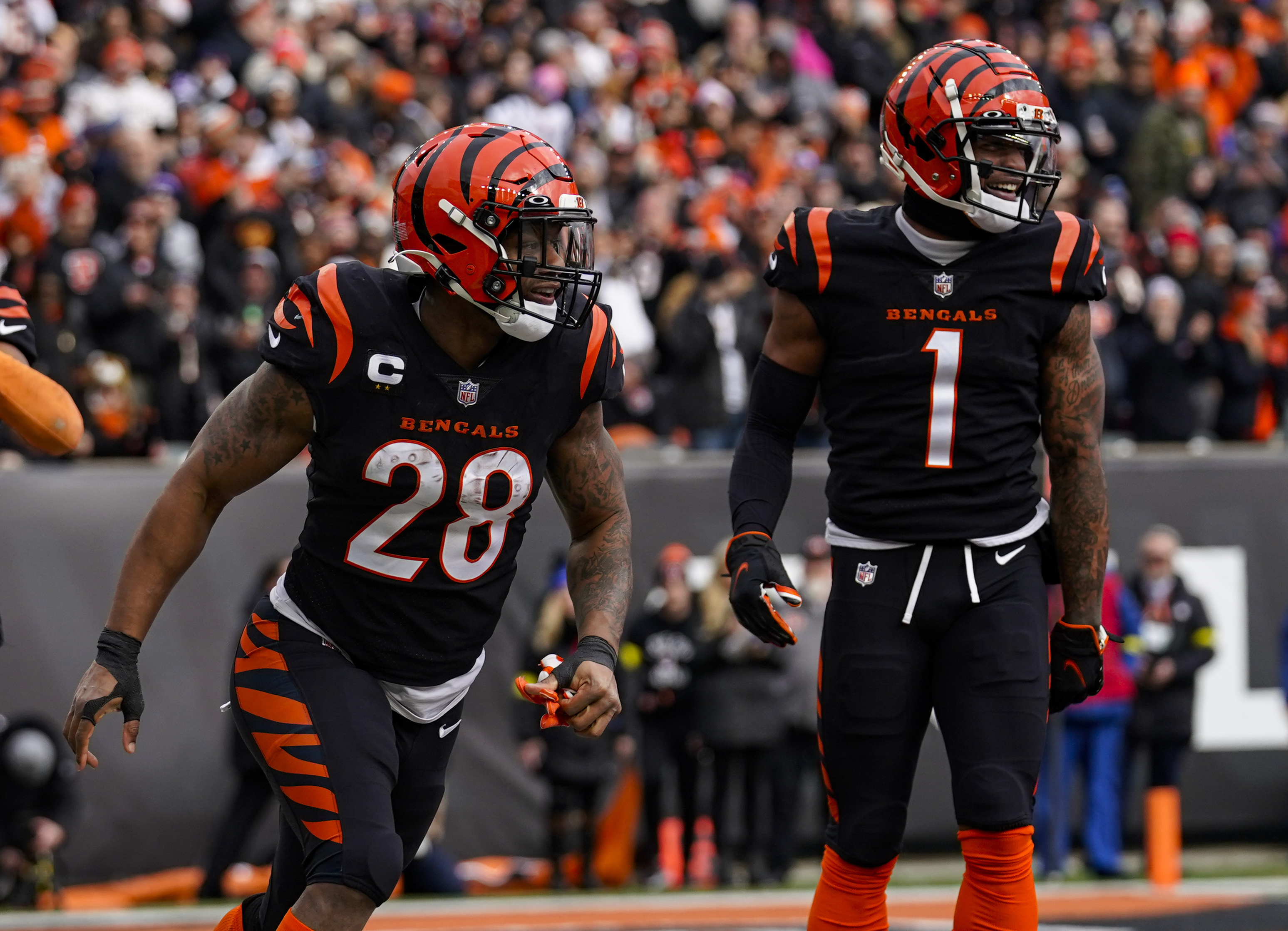 Bengals' Mixon celebrates TD with coin flip