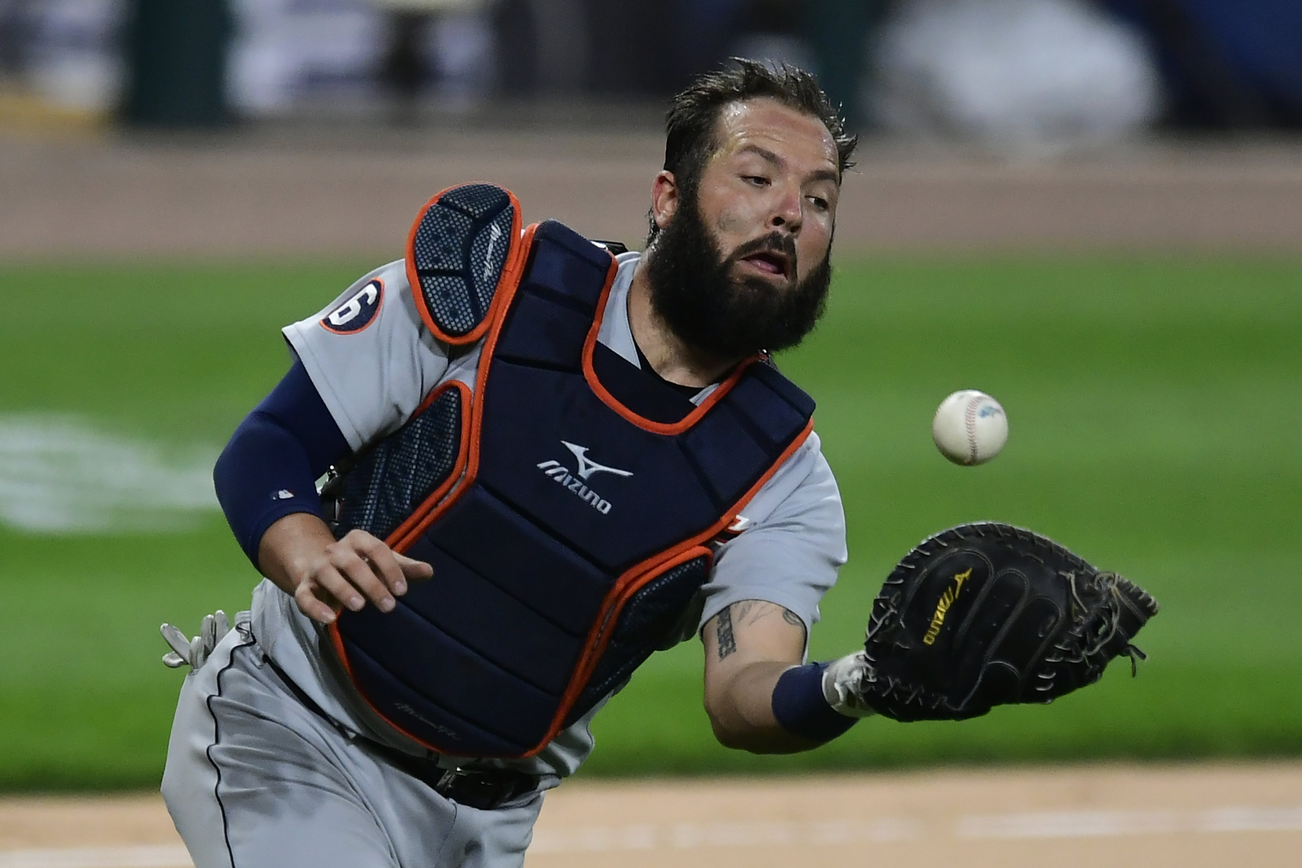 Cron exits with knee injury after being hit by grounder