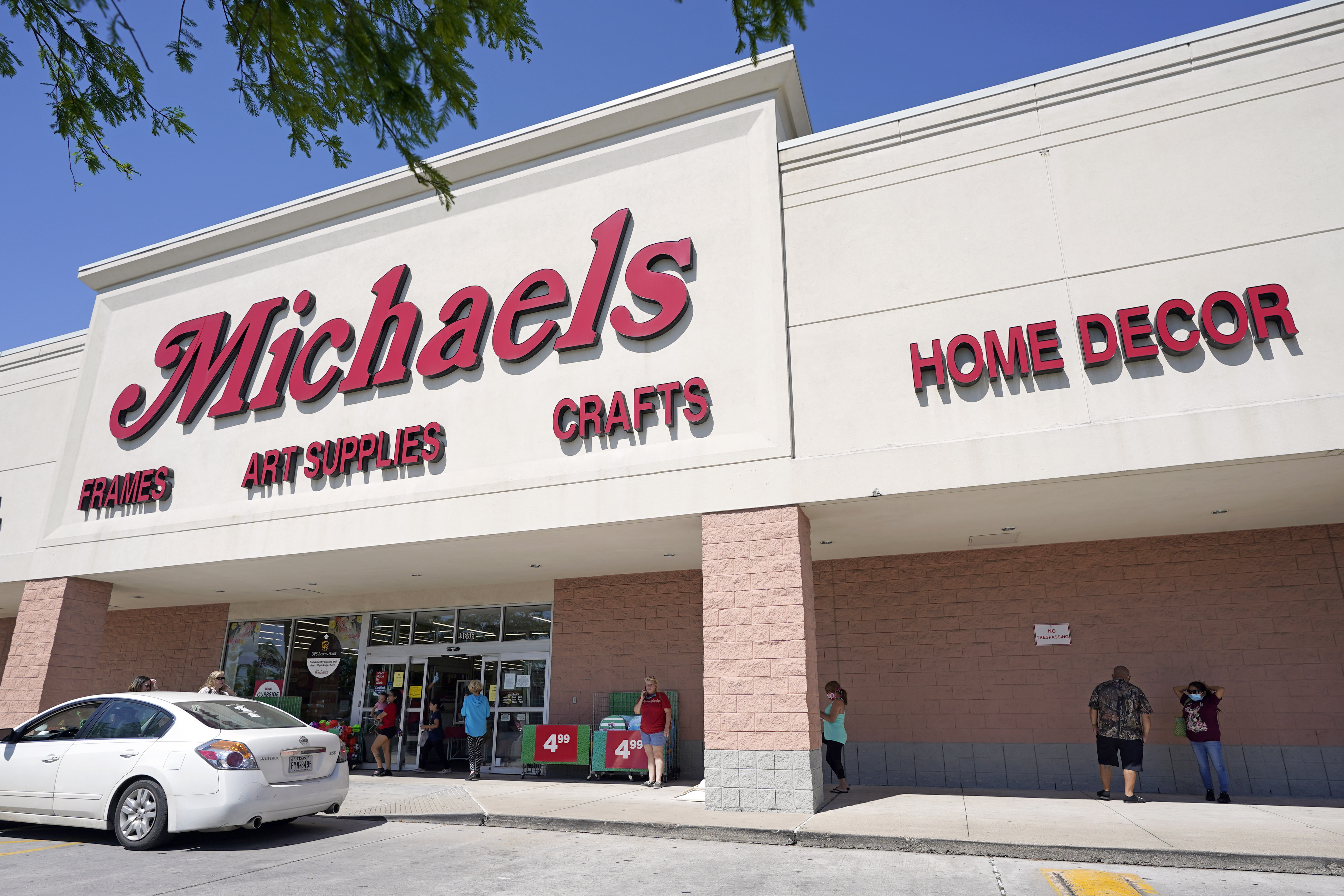Michaels arts and crafts chain to be sold to private firm for $5
