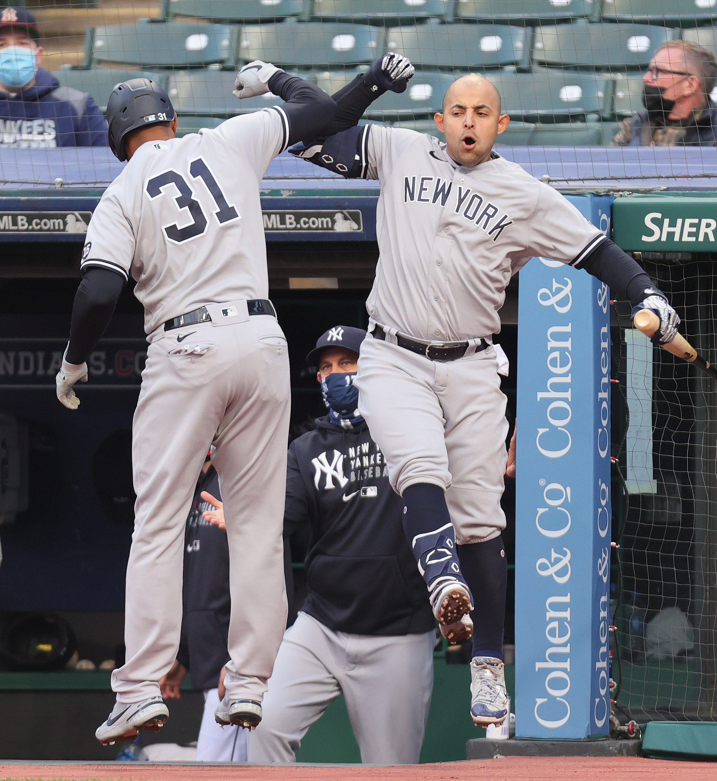 Homerun Gio Urshela GIF - Homerun Gio Urshela New York Yankees