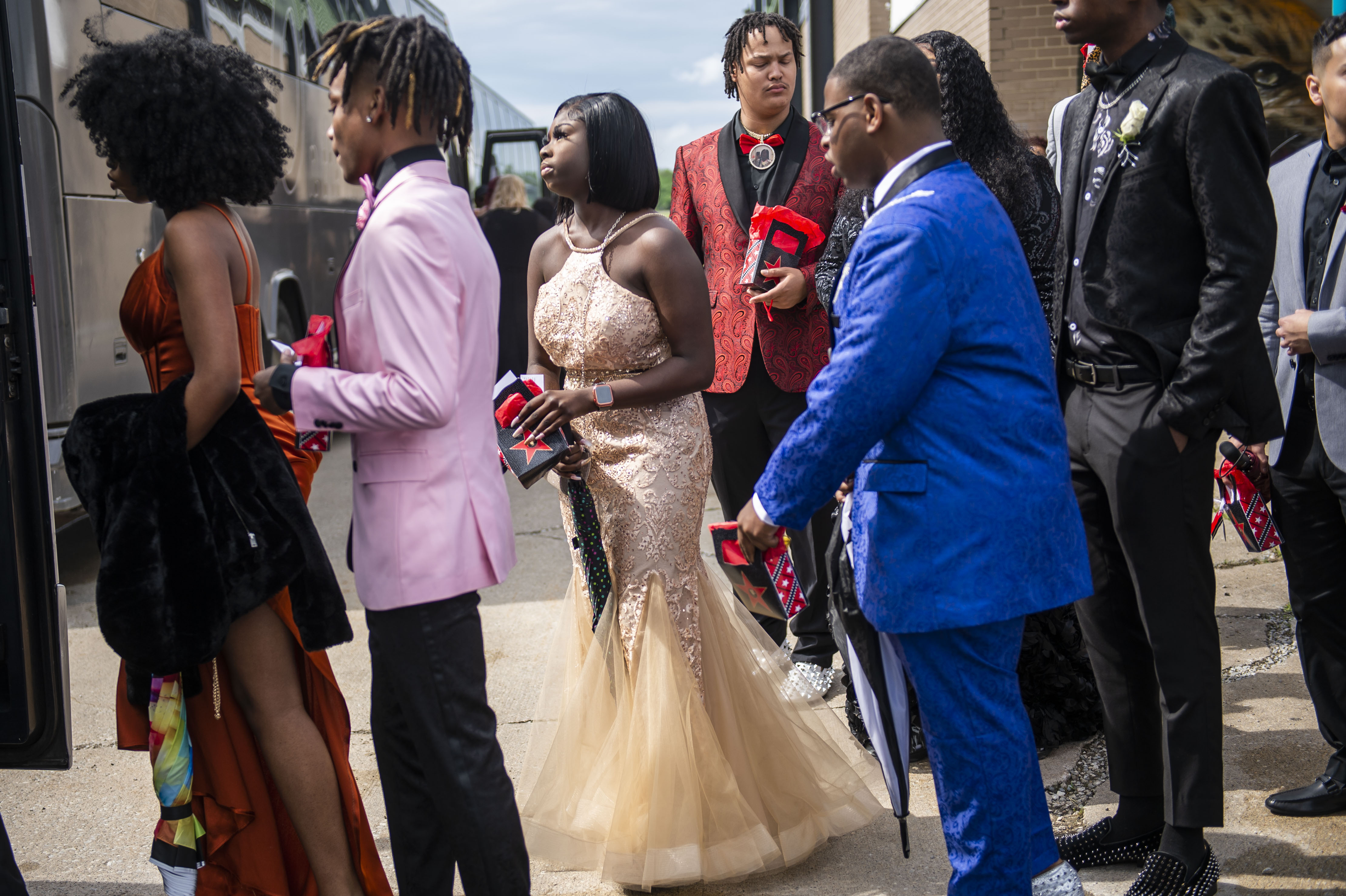 Flint Southwestern shows off their style on prom 2022 red carpet ...