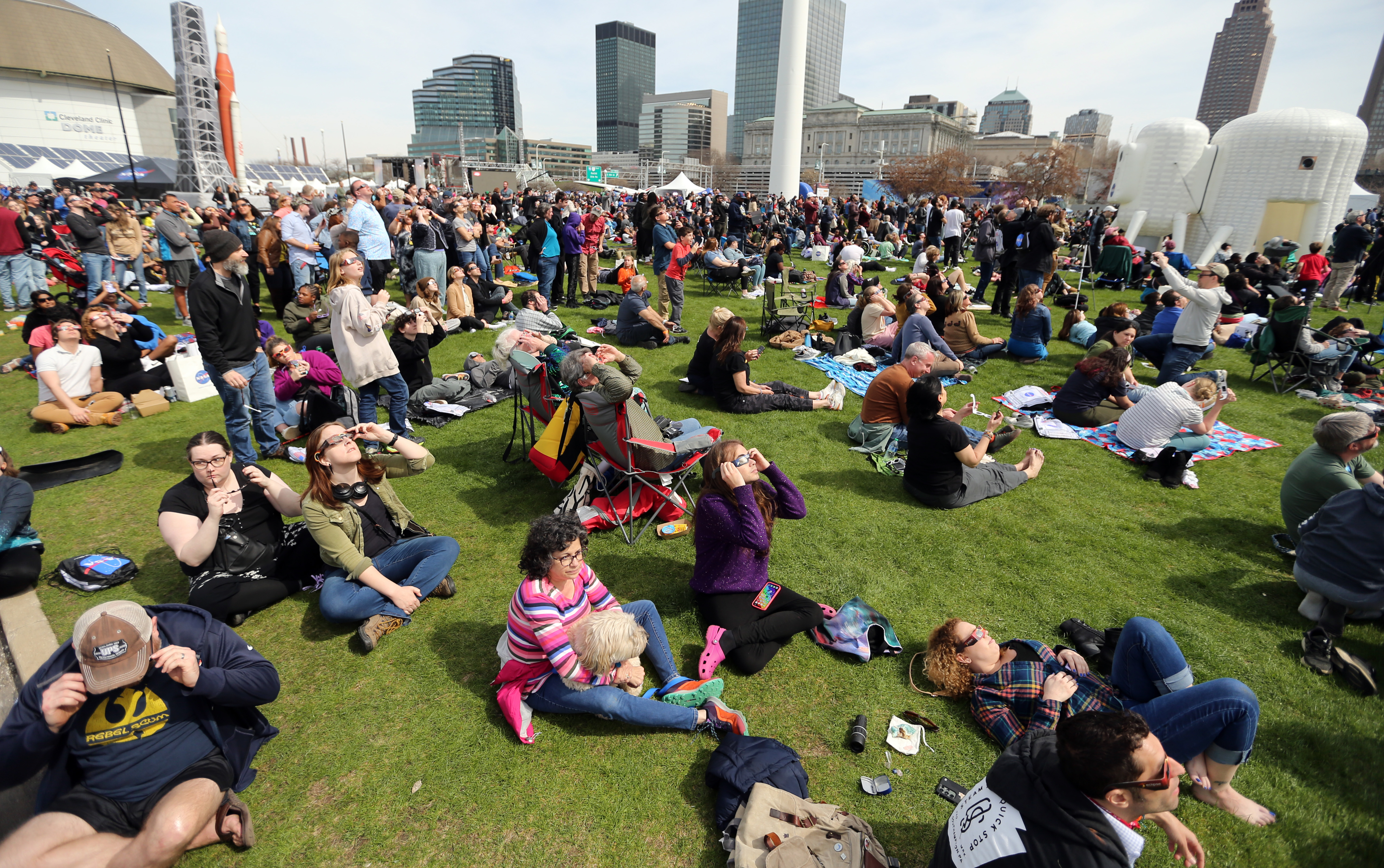 Cleveland total solar eclipse at Great Lakes Science Center, April 8 ...