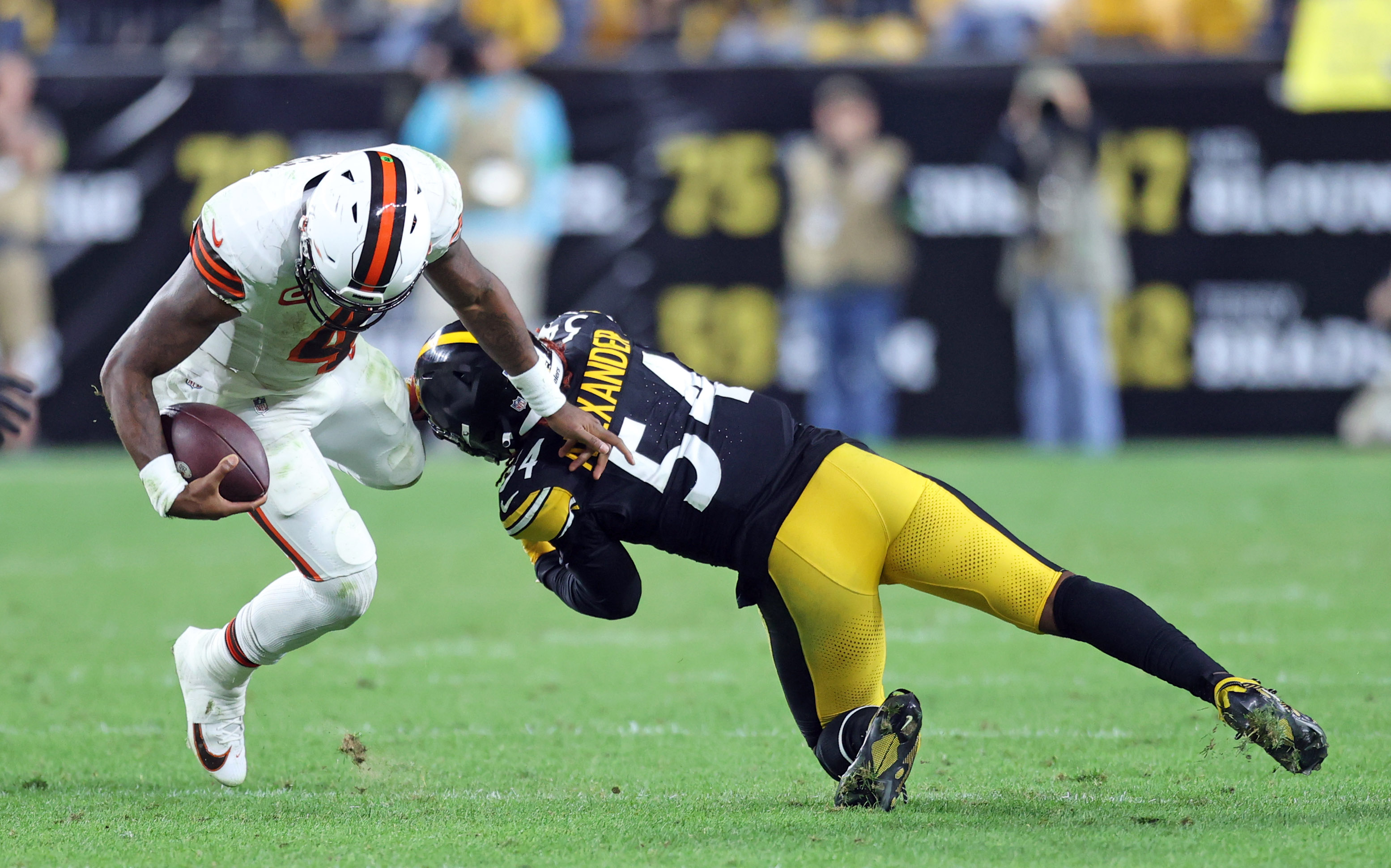 Nick Chubb runs through Steelers' defense as Browns wipe out division rival