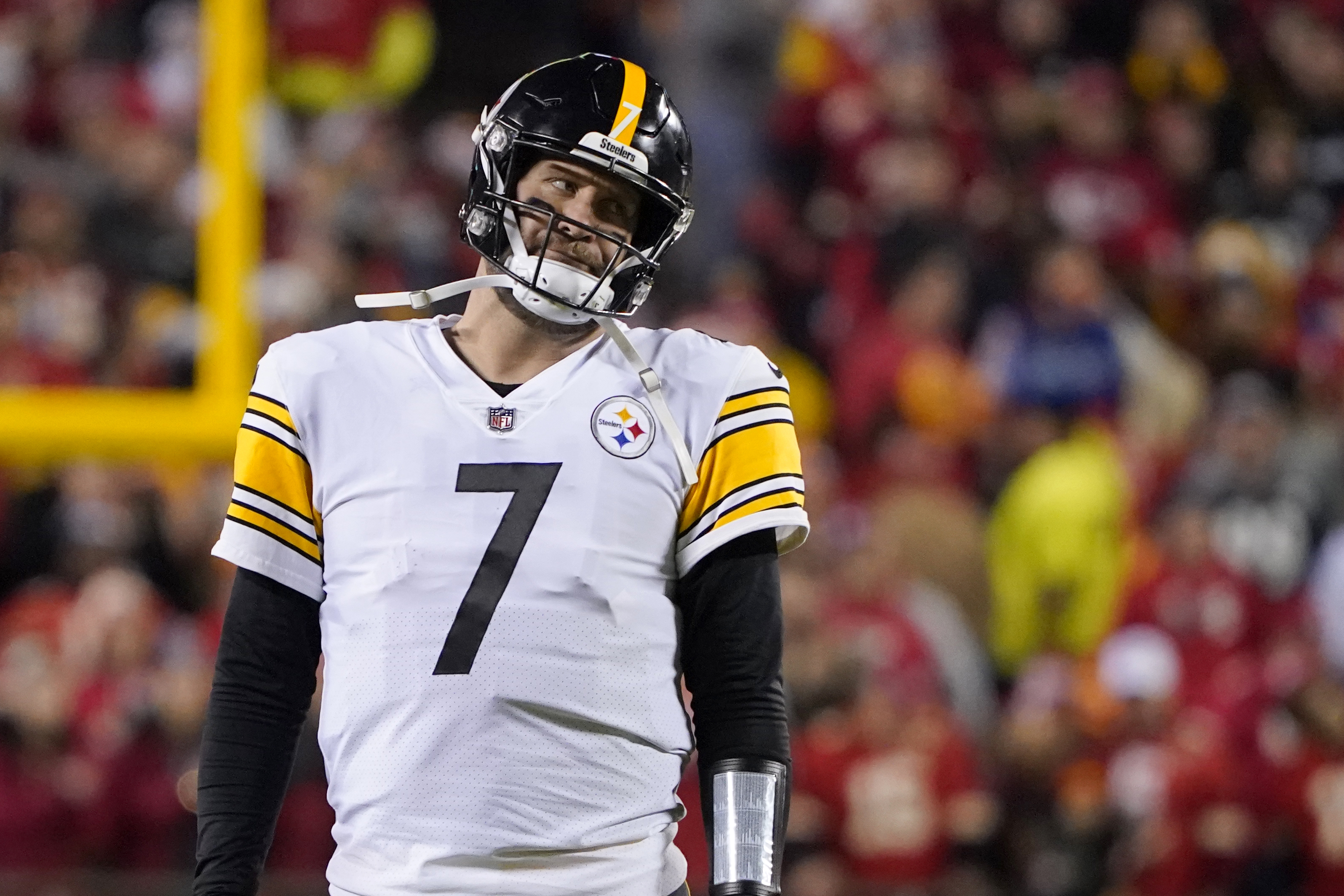 Roethlisberger's No. 7 jersey retired