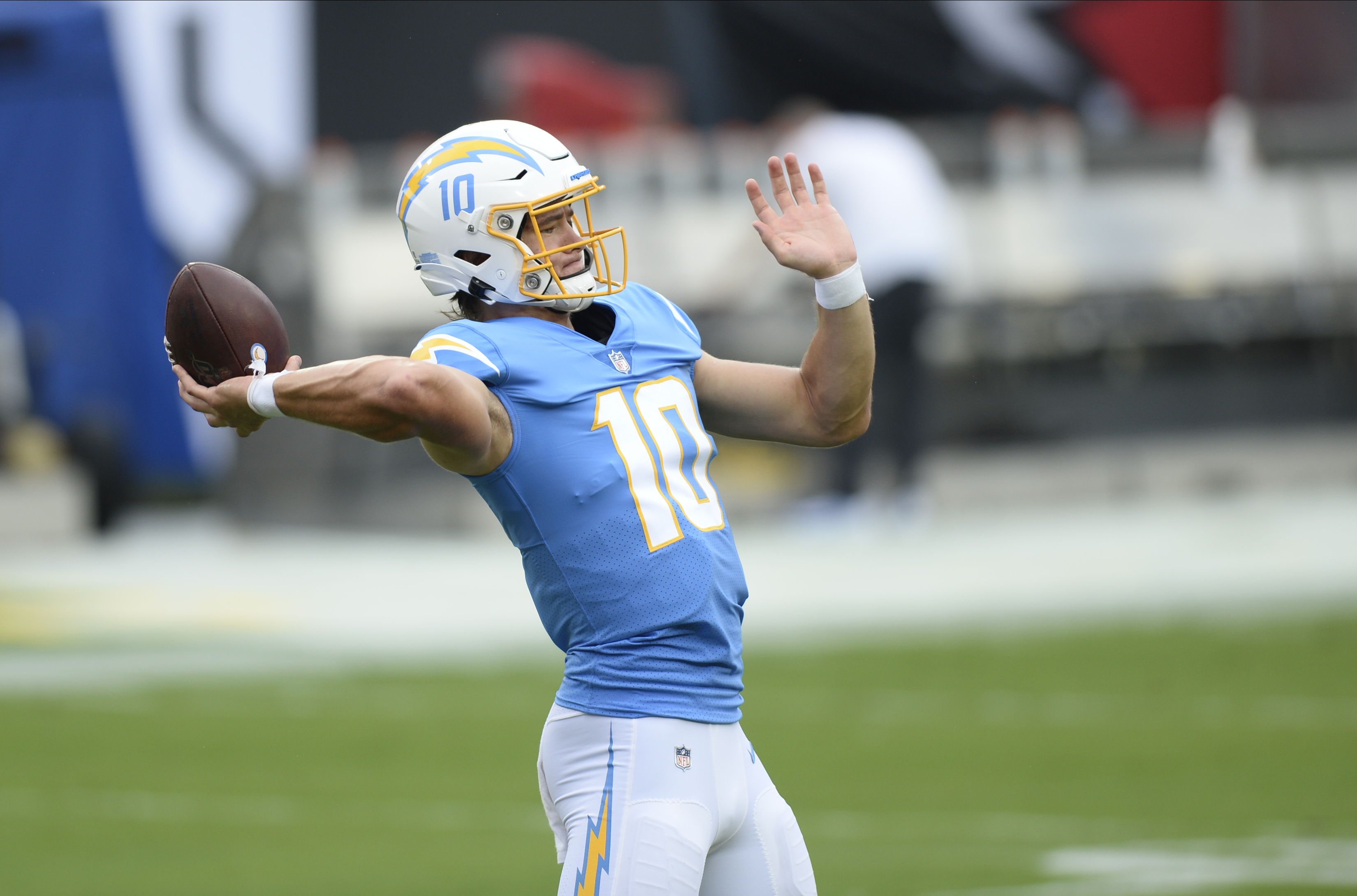 Justin Herbert SLINGS TD to Jalen Guyton before halftime 