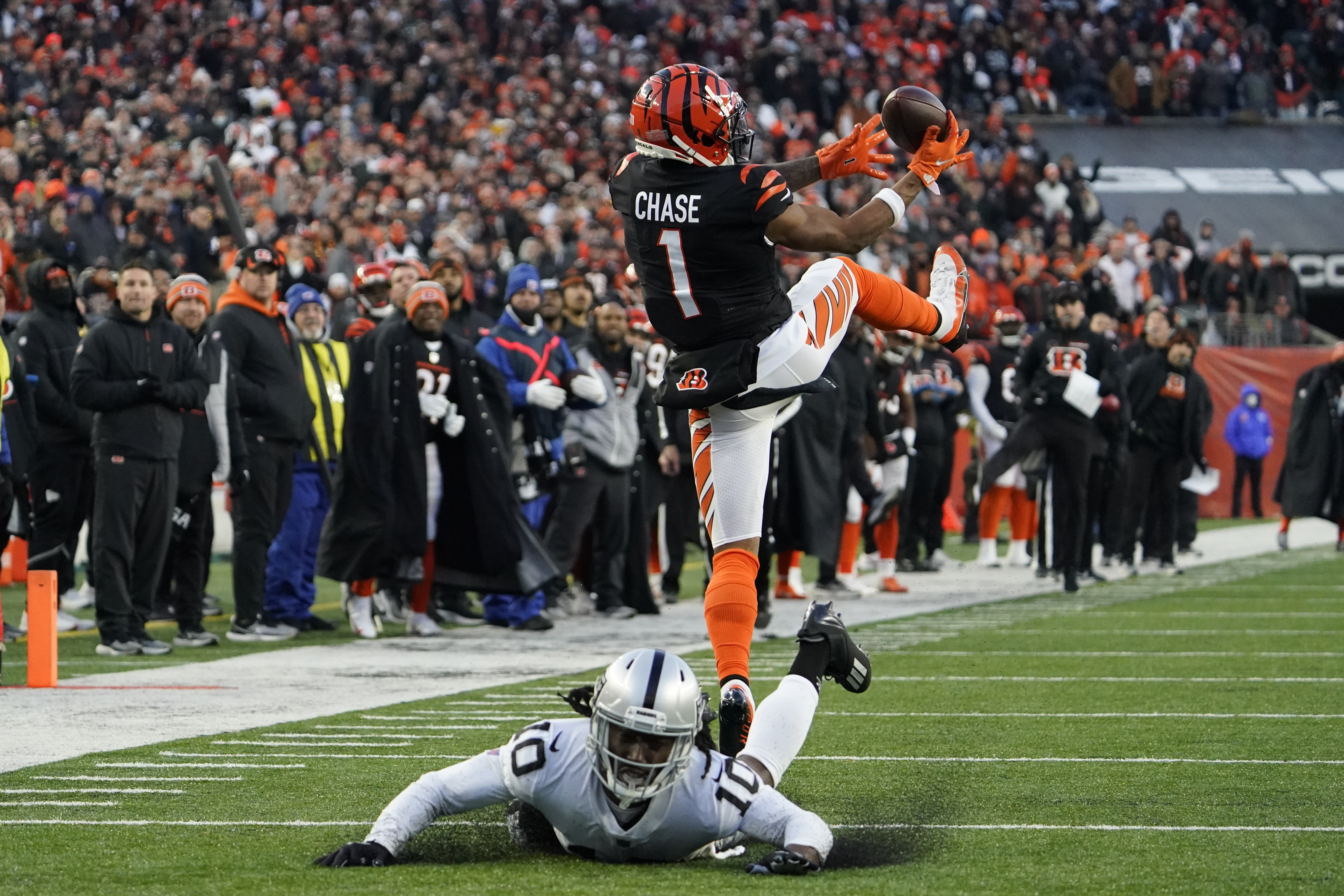 Cincinnati Bengals hold on to beat Raiders, finally win in NFL playoffs 