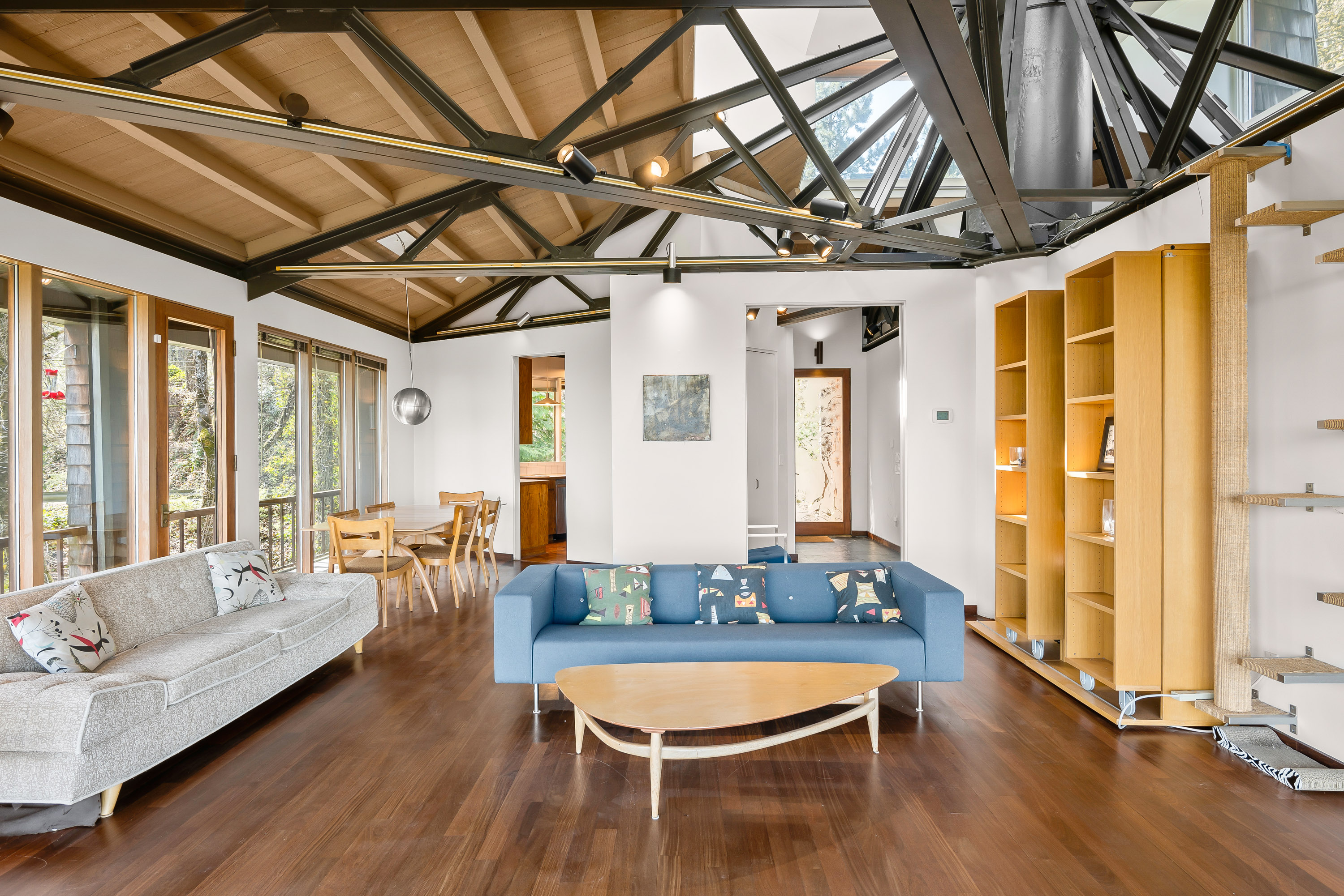 Saul Zaik's famous SW Portland house atop a ship's mast