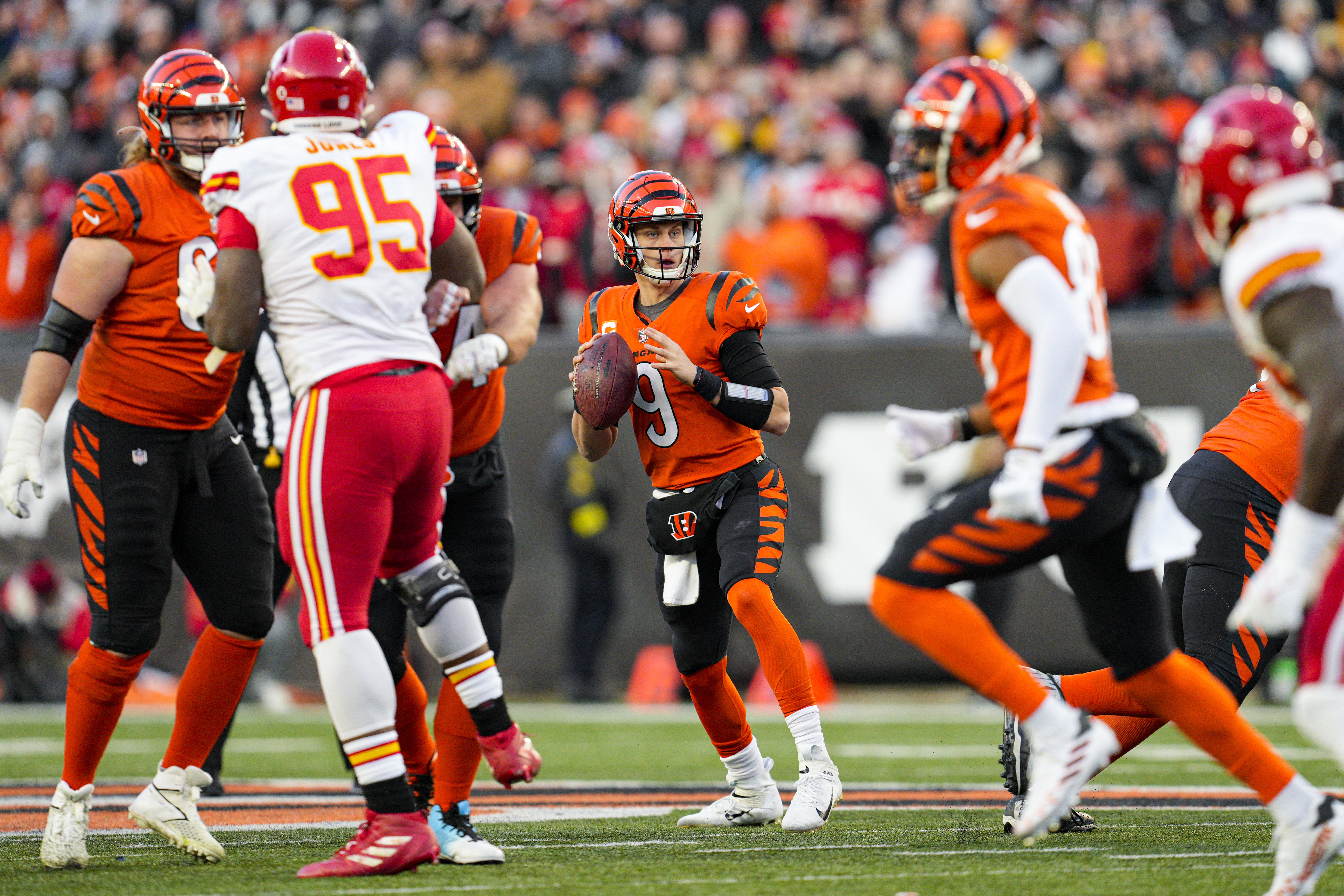 Promise kept: Tom Brady send Bengals' Joe Mixon signed jersey