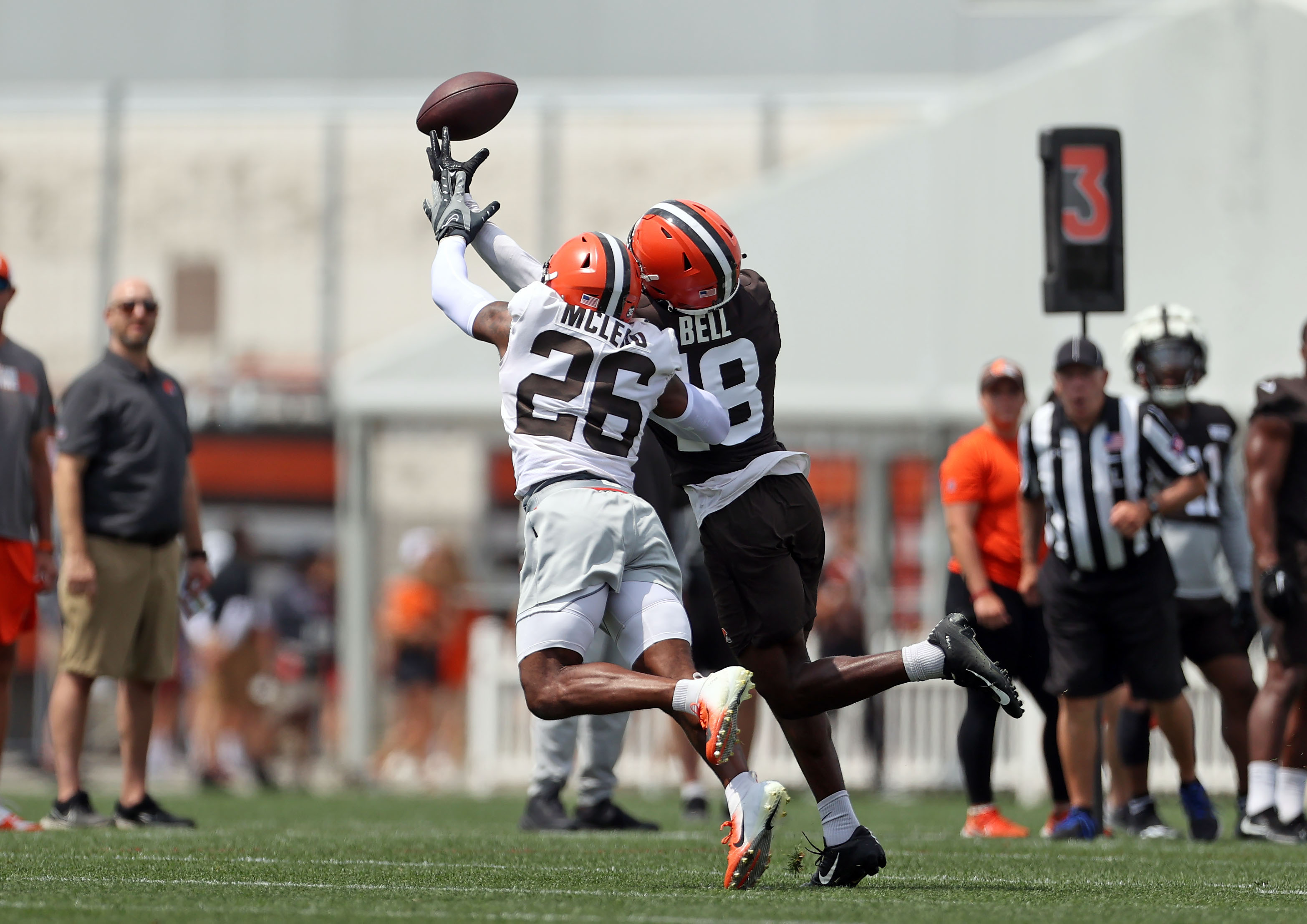 Jordan Kunaszyk of the Cleveland Browns waits for the snap during