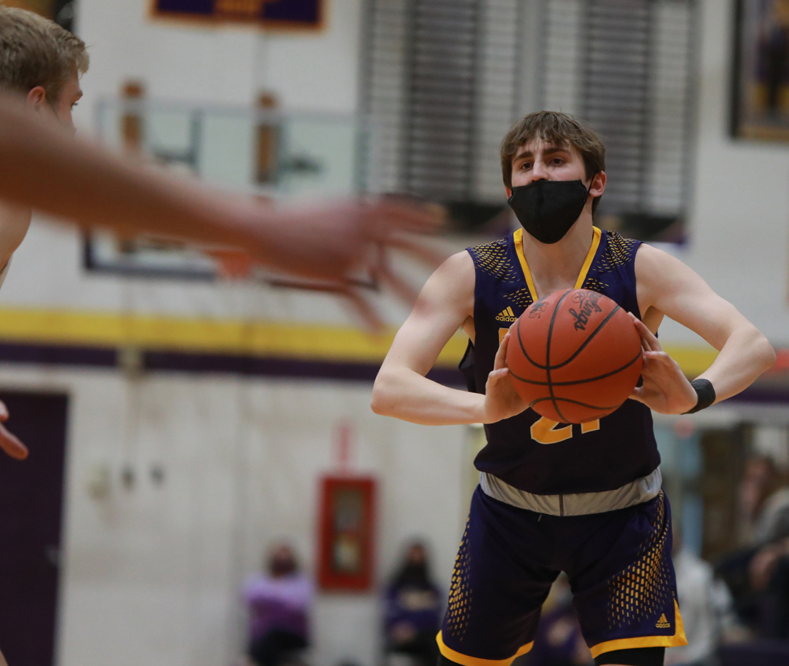 Schoolcraft defeats Kalamazoo Christian to win the division 3 regional