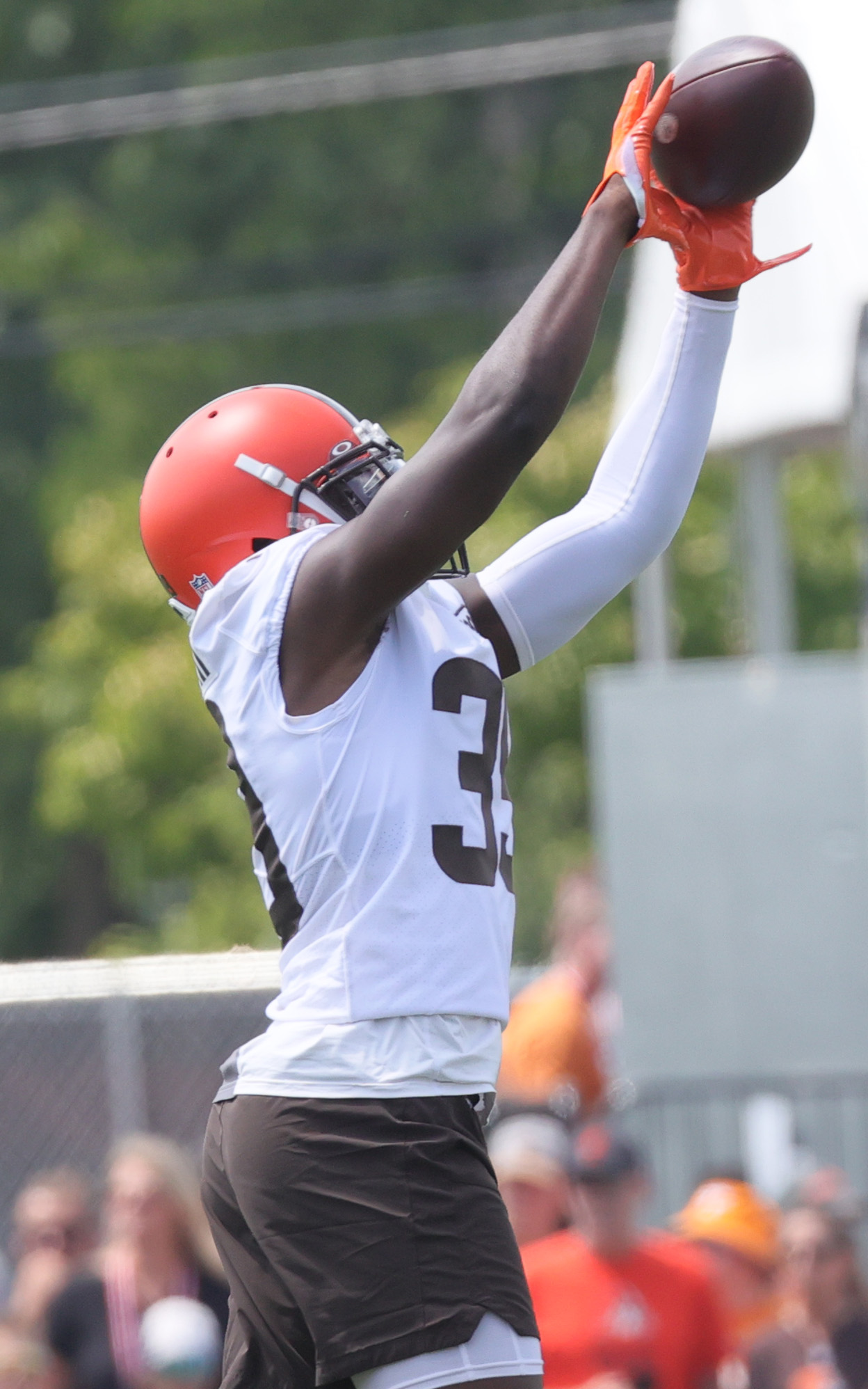 Cleveland Browns safety Richard LeCounte III (39) drops back in coverage  during an NFL preseason football game against the Chicago Bears, Saturday  Aug. 27, 2022, in Cleveland. (AP Photo/Kirk Irwin Stock Photo - Alamy