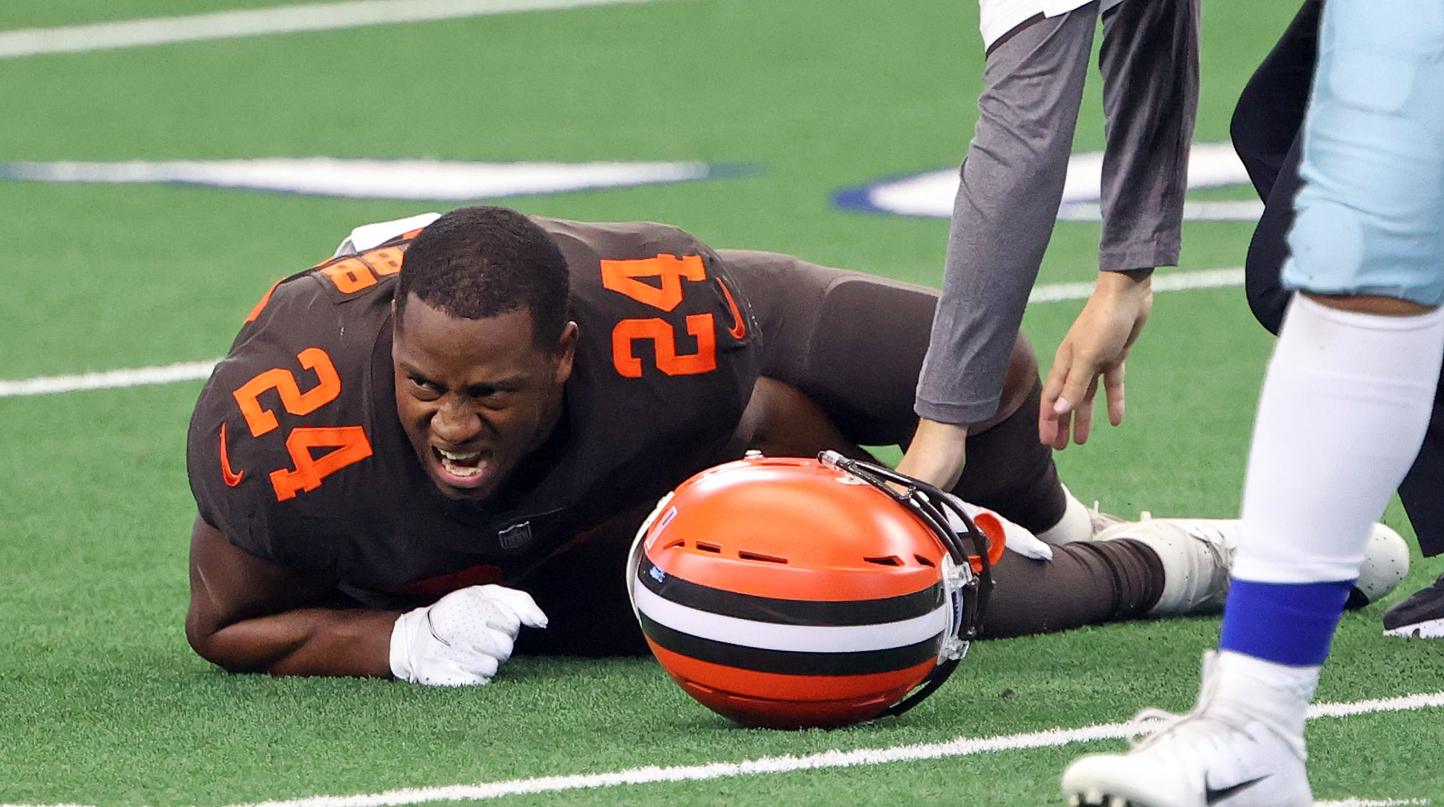 Browns: Nick Chubb carted off vs. Steelers with deflating knee injury
