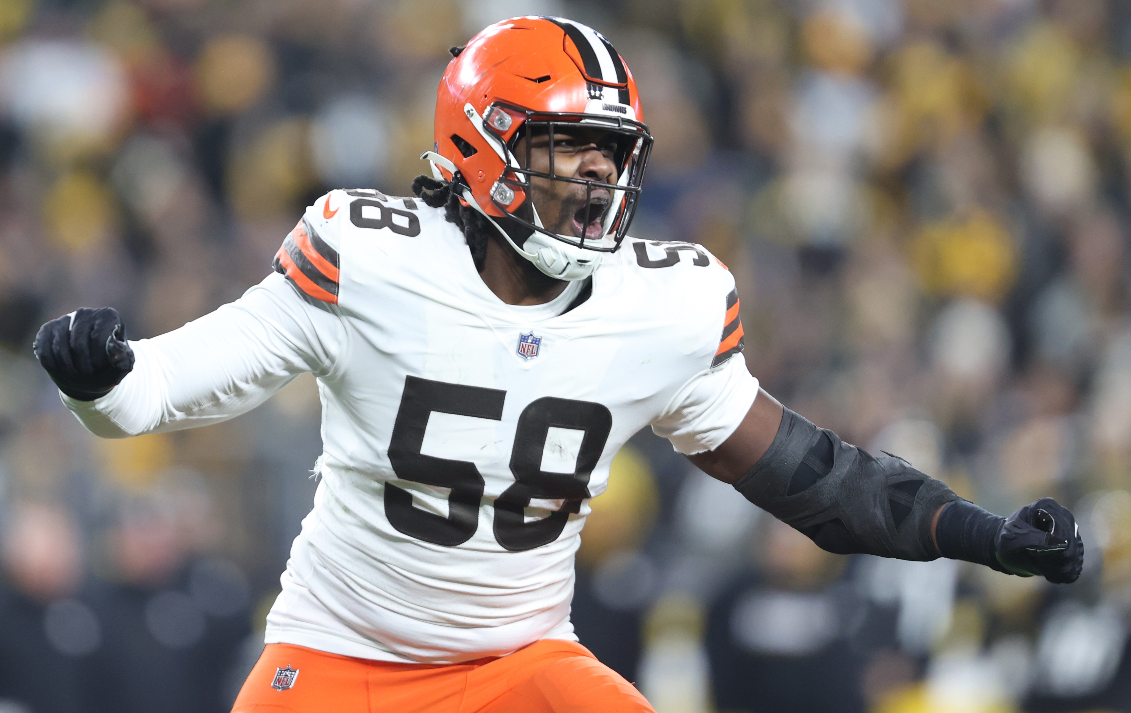 Video Shows Naked Cleveland Browns DT Malik McDowell Being Arrested  (UPDATE)