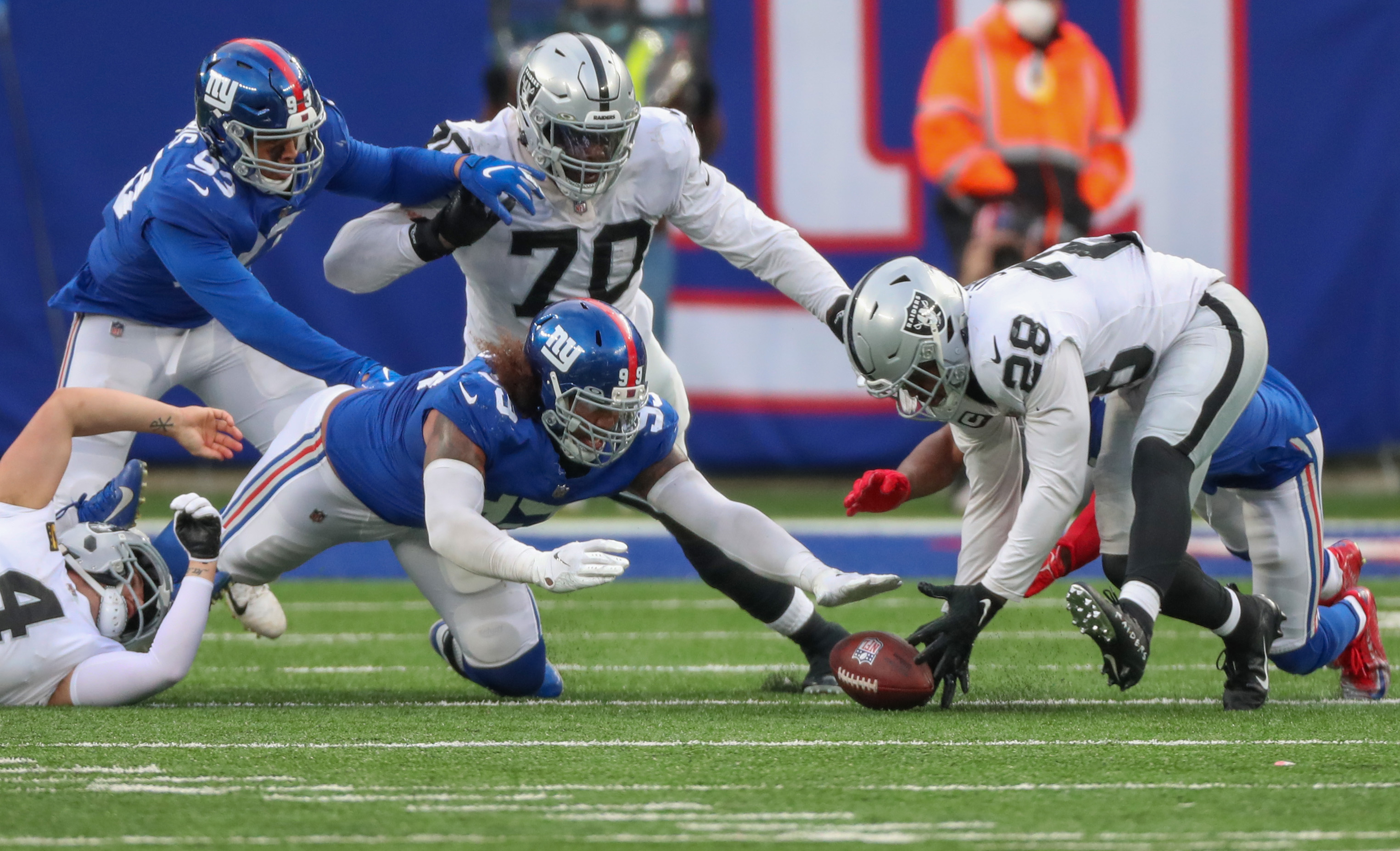 Raiders fall to Giants 23-16, drop to 5-3 on season