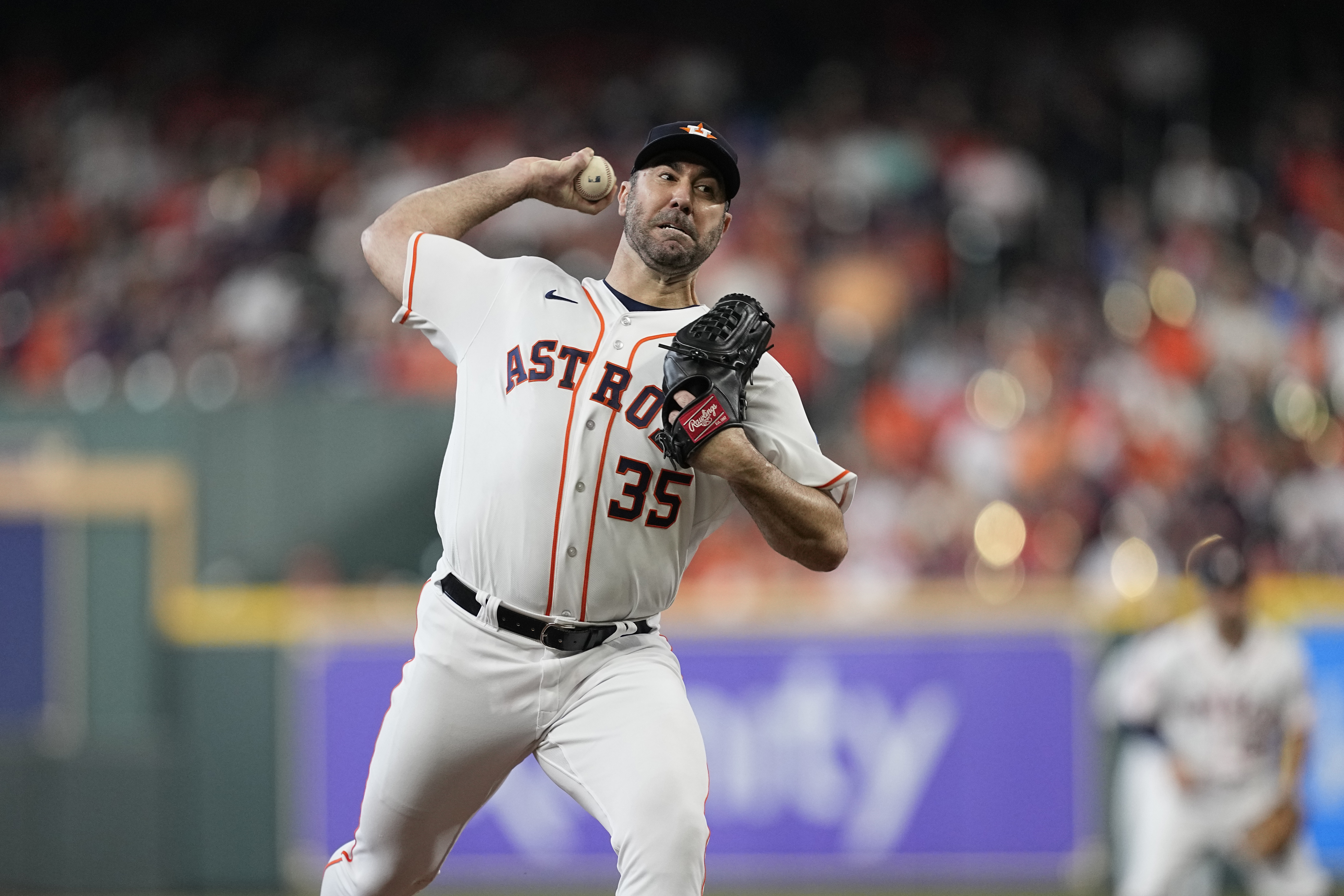 Justin Verlander holds Twins scoreless, and Astros offense powers