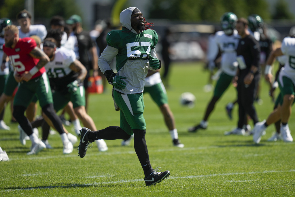 Pro Bowler C.J. Mosley works at New York pizzeria al