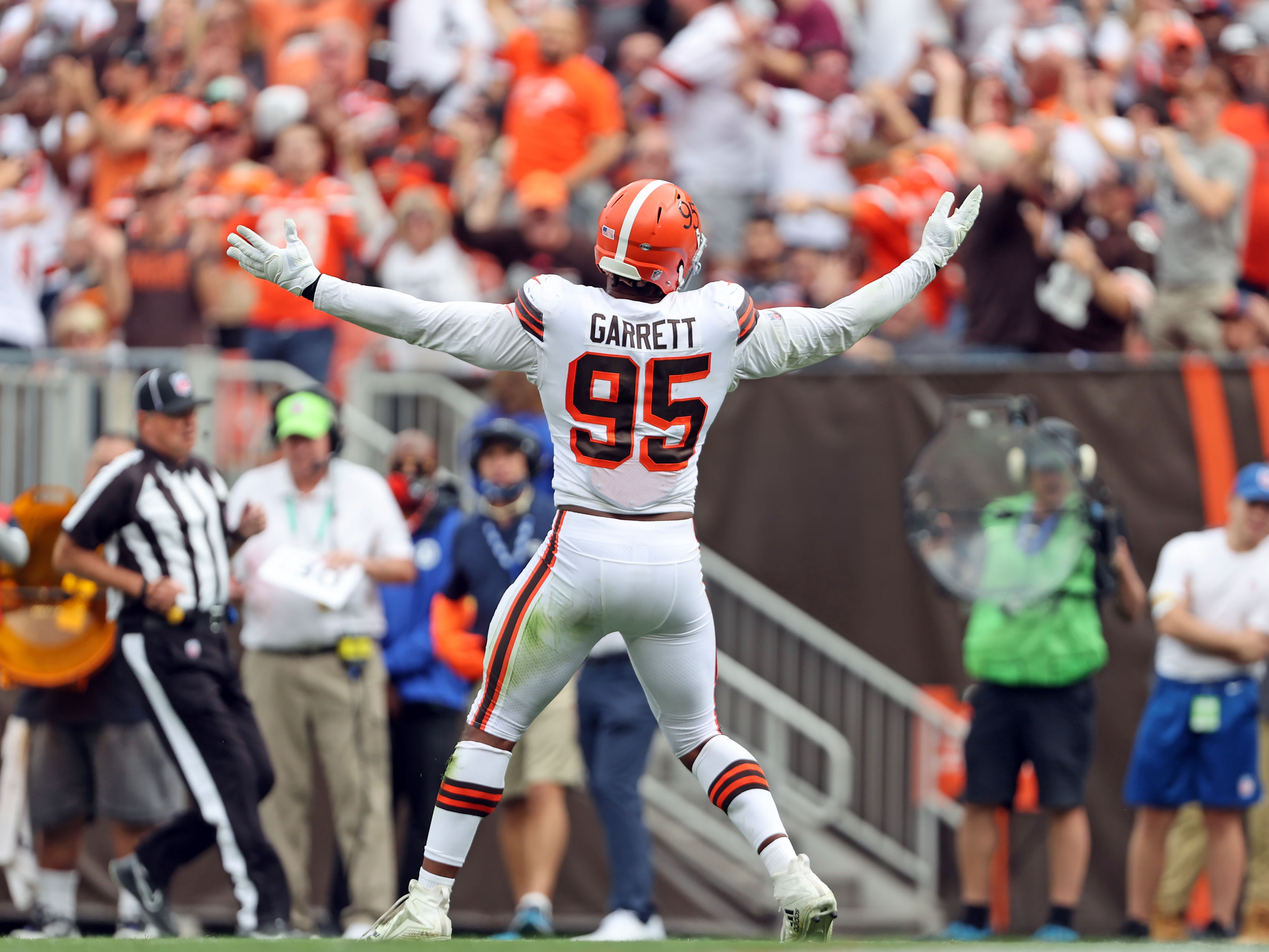 Minnesota Vikings guard Ezra Cleveland (72) in action during the second  half of an NFL football game against the Chicago Bears, Monday, Dec. 20,  2021, in Chicago. (AP Photo/Kamil Krzaczynski Stock Photo - Alamy