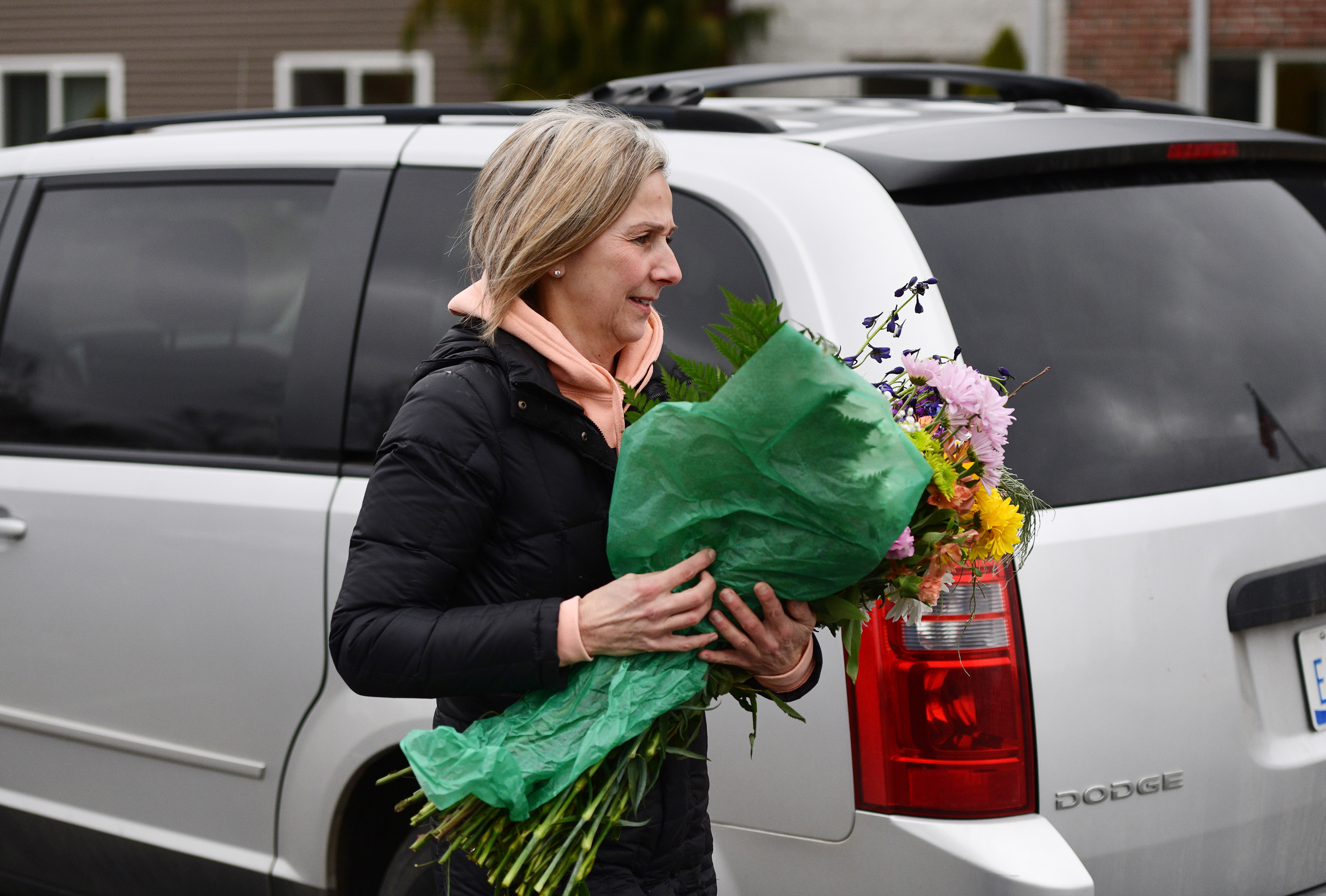 Jackson florist donates flowers to care home