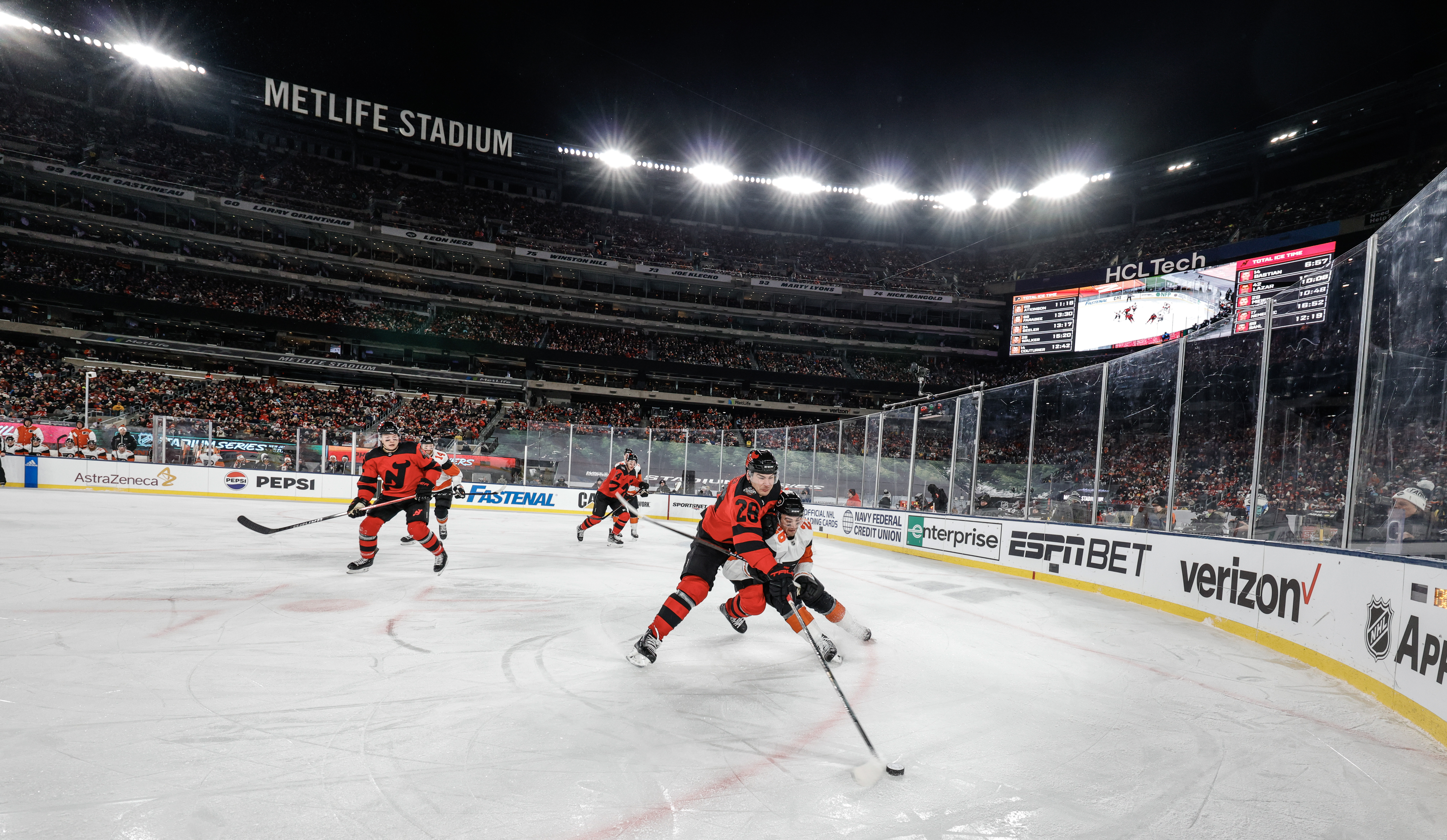 New Jersey Devils vs. Philadelphia Flyers in NHL Stadium Series game at ...
