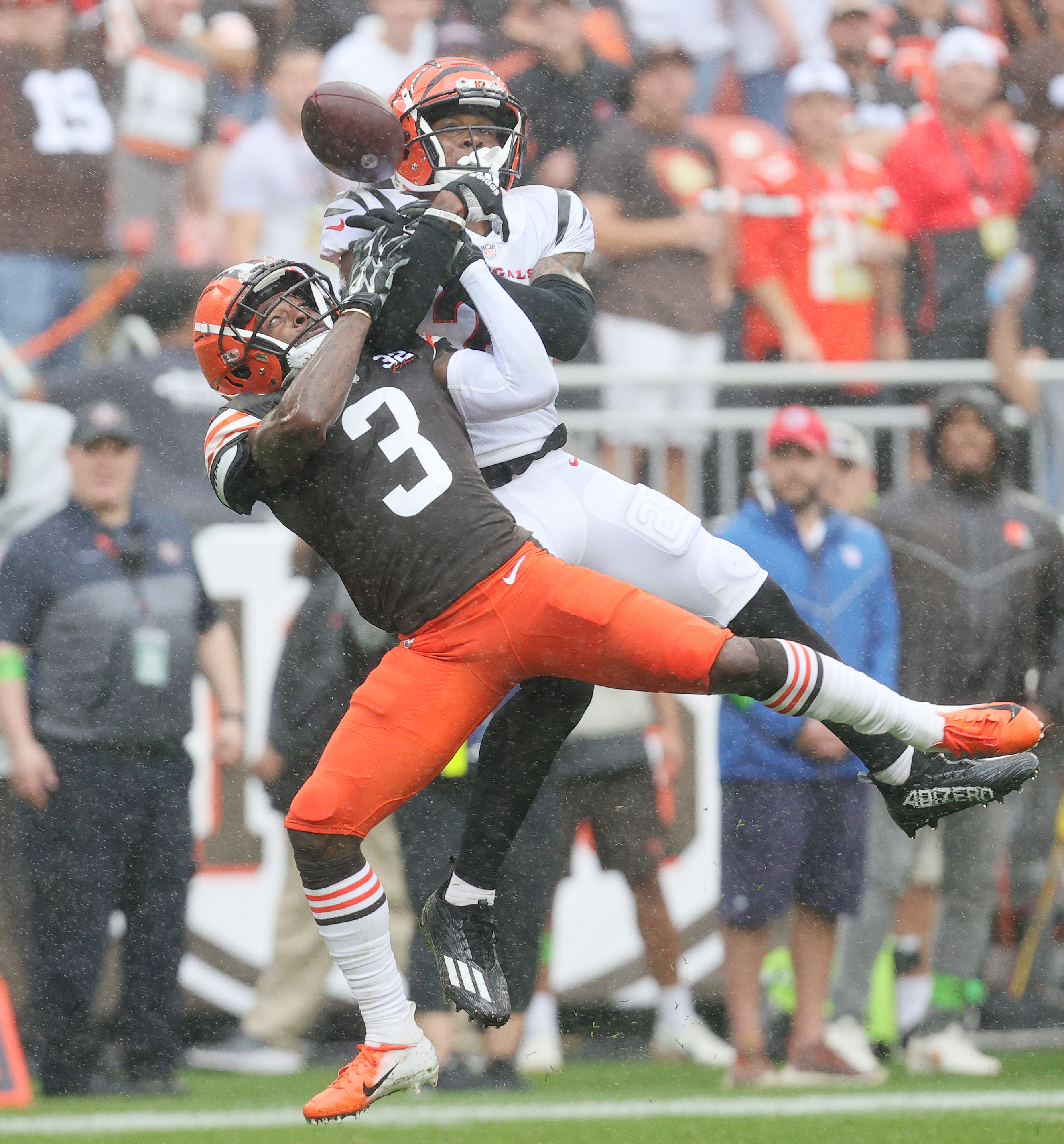 Cincinnati Bengals' BJ Hill (92), Cam Taylor-Britt (29) and Trey  Hendrickson (91) stand in the