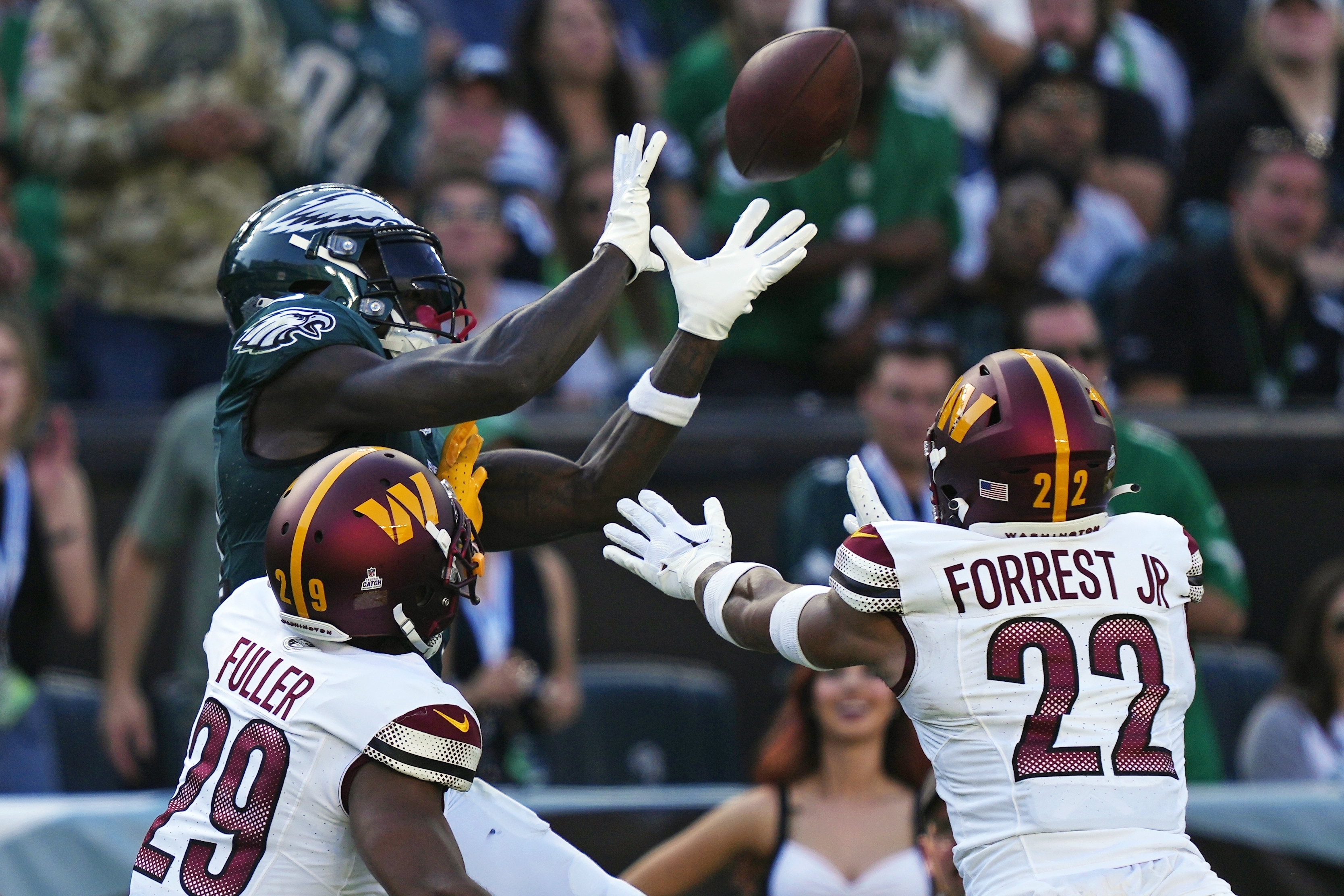 Hurts throws for 319 yards, Elliott's 54-yarder lifts 4-0 Eagles past  Commanders 34-31 in OT