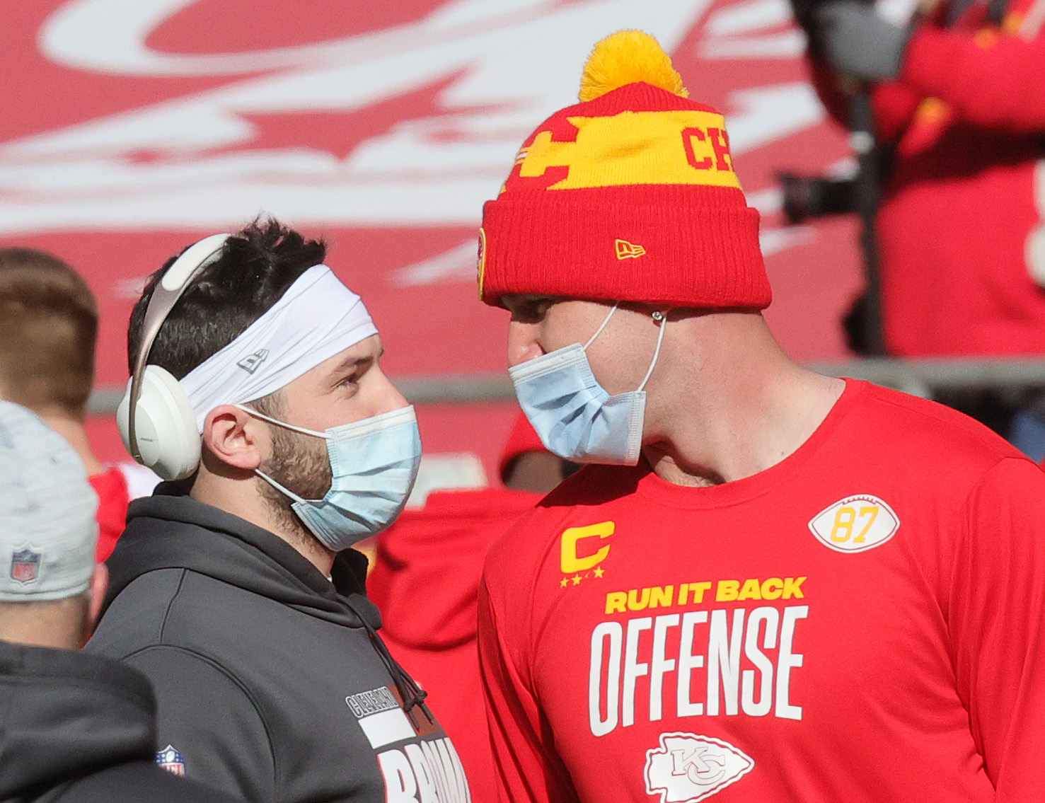 Chiefs' Travis Kelce hilarious on Manning brothers 'MNF' broadcast