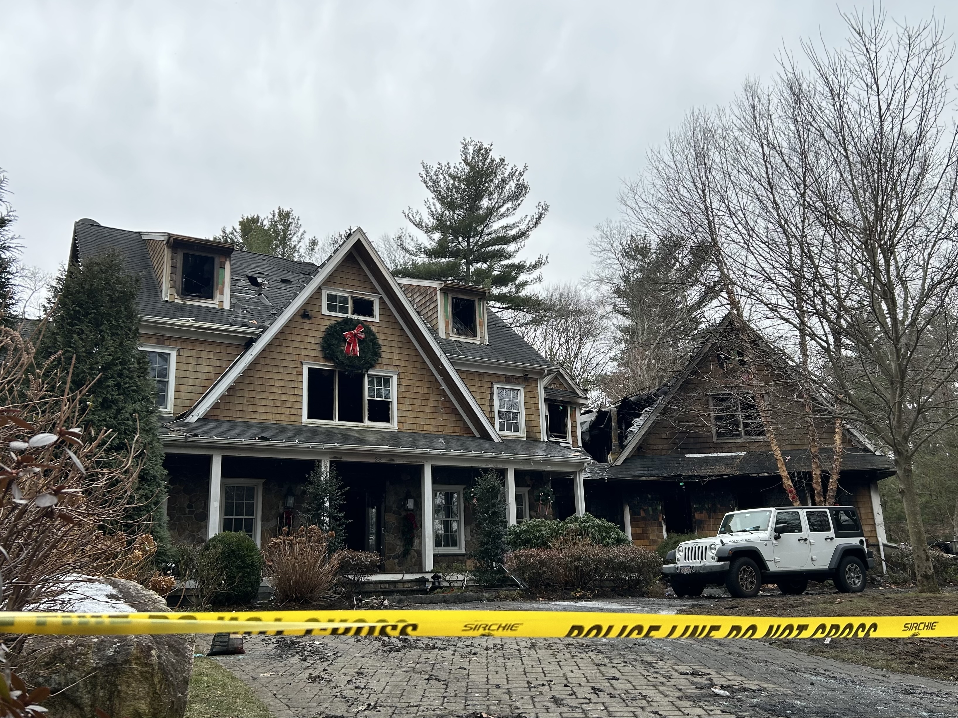 旧市庁舎リンダウ(Faller HP 130802) Needham Christmas Eve fire that killed woman started in garage