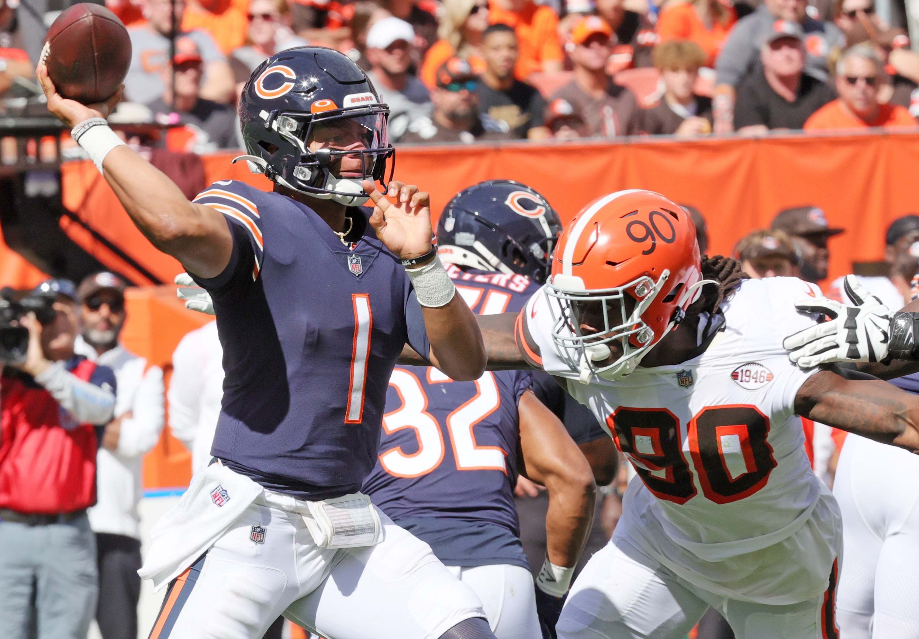 Chicago Bears QB Justin Fields begins big season with lackluster