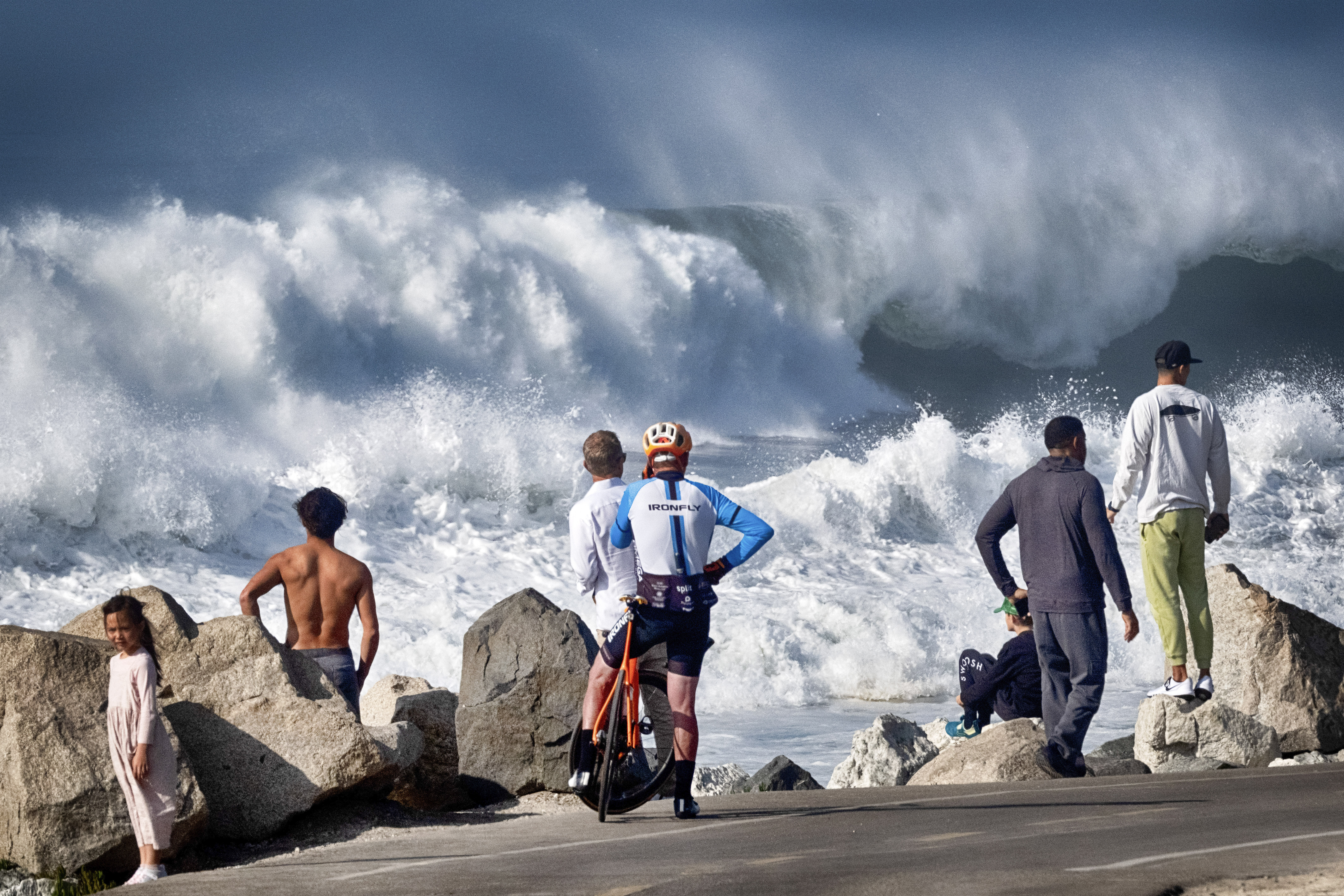 Il video mostra 9 feriti mentre un'onda anomala si schianta sulle persone sulla spiaggia della California