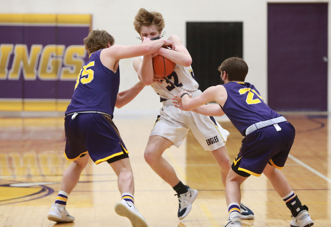 Schoolcraft defeats Kalamazoo Christian to win the division 3 regional