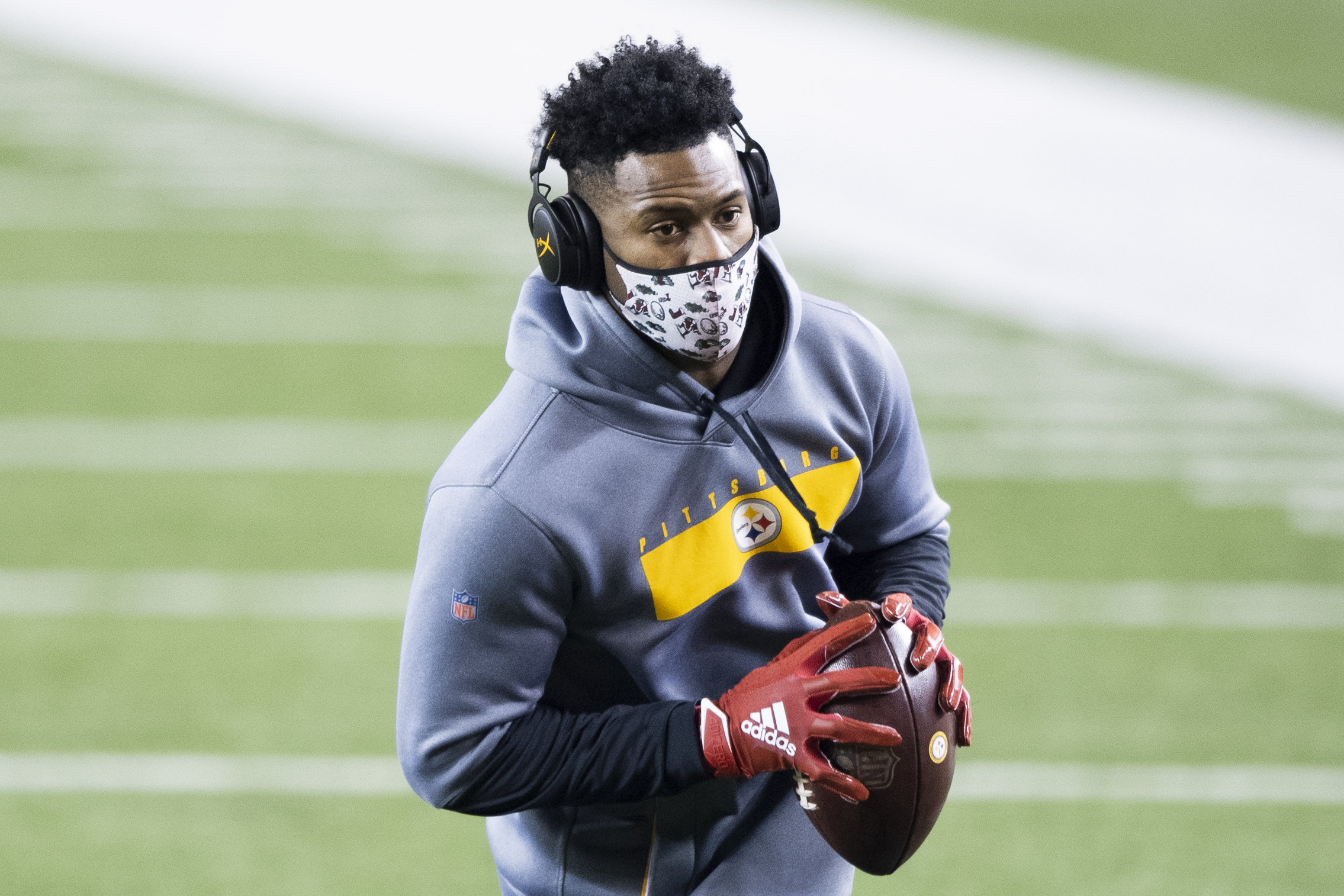 NFL star JuJu Smith-Schuster covers nearly $10,000 in layaway