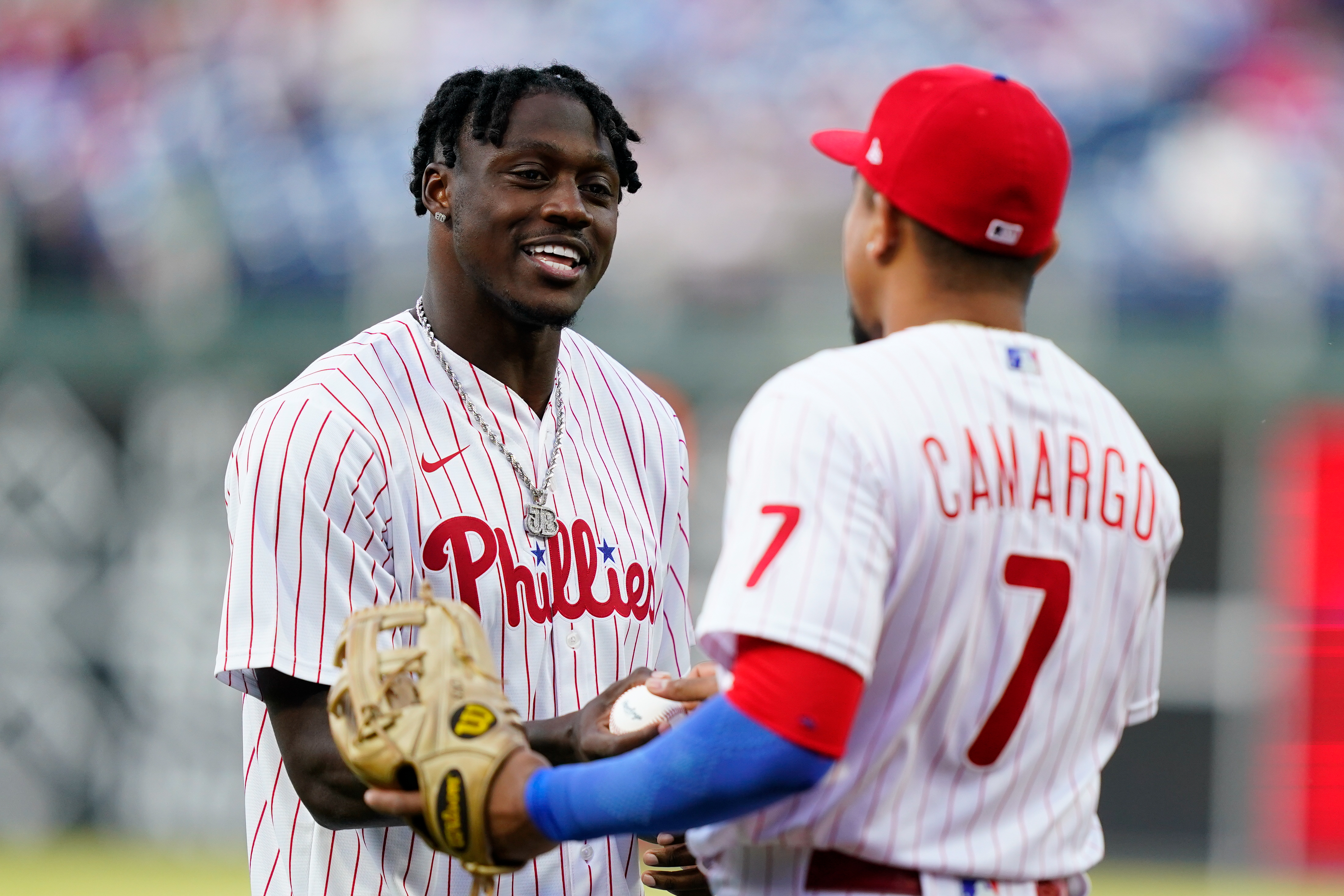 Eagles' A.J. Brown throws out 1st pitch at Phillies game (PHOTOS) 