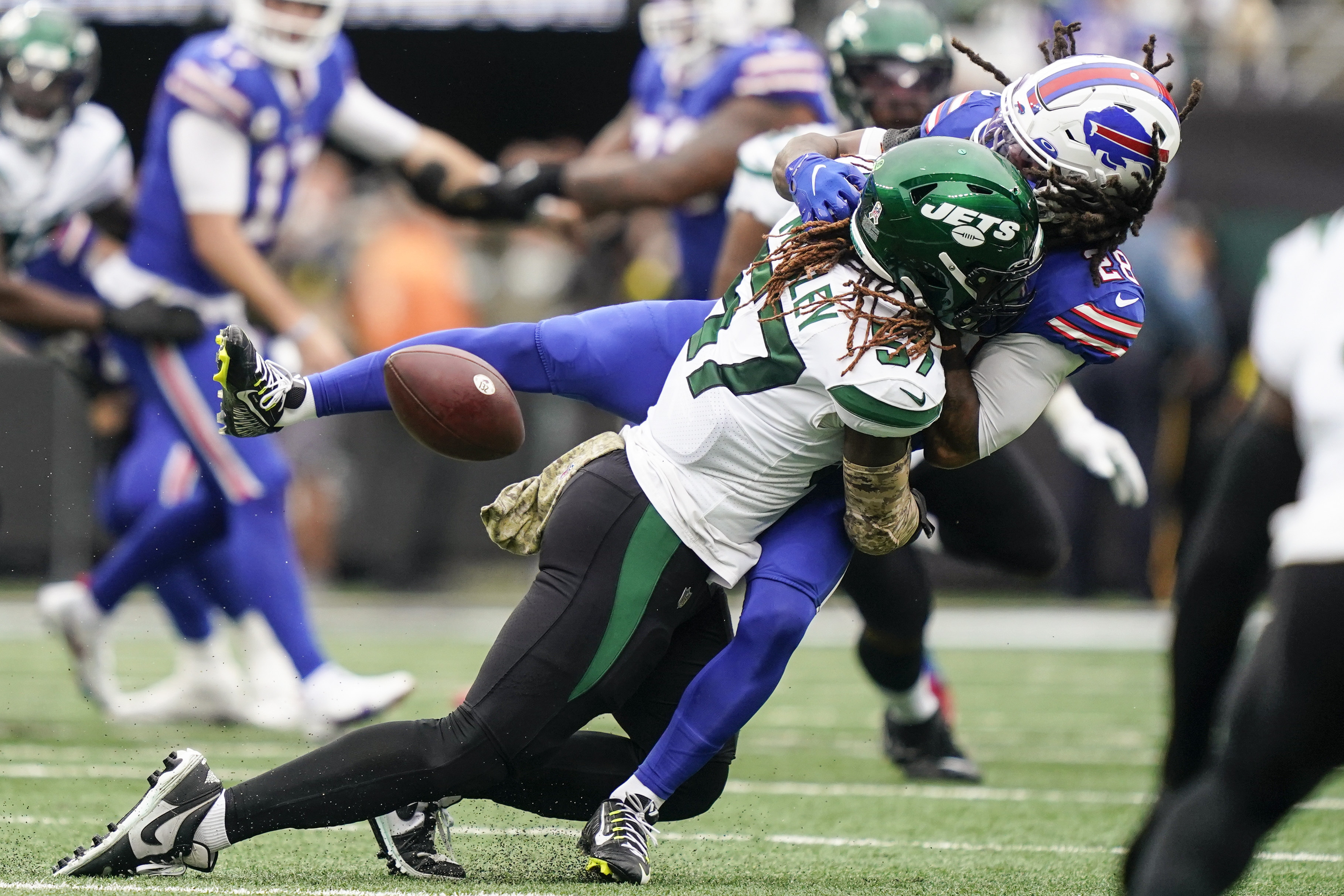 EAST RUTHERFORD, NJ - NOVEMBER 06: New York Jets quarterback Zach Wilson  (2) runs during the National Football League game between the New York Jets  and Buffalo Bills on November 6, 2022