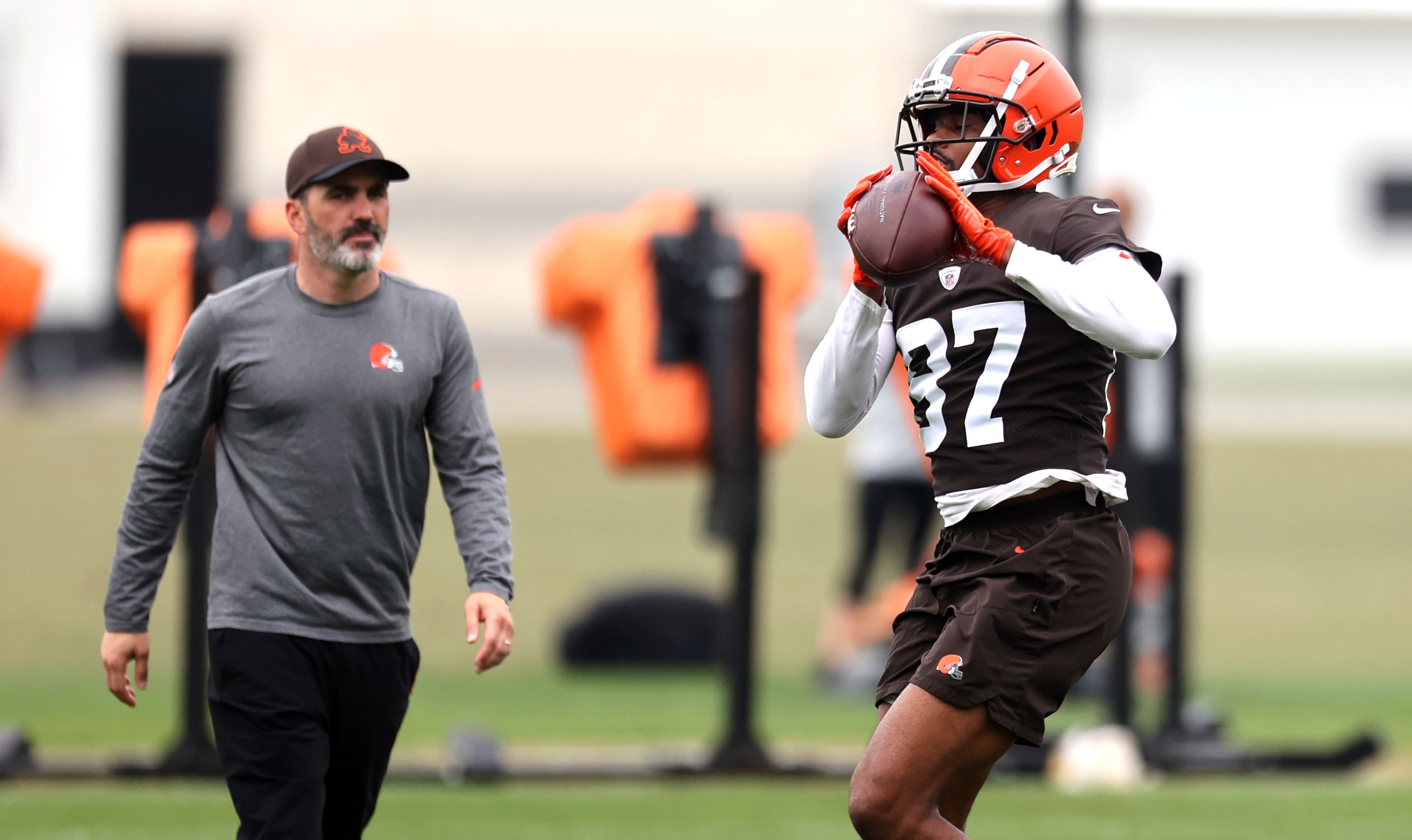 Za'Darius Smith excited to have 'hand in the dirt' with Browns, paired up  front with Myles Garrett