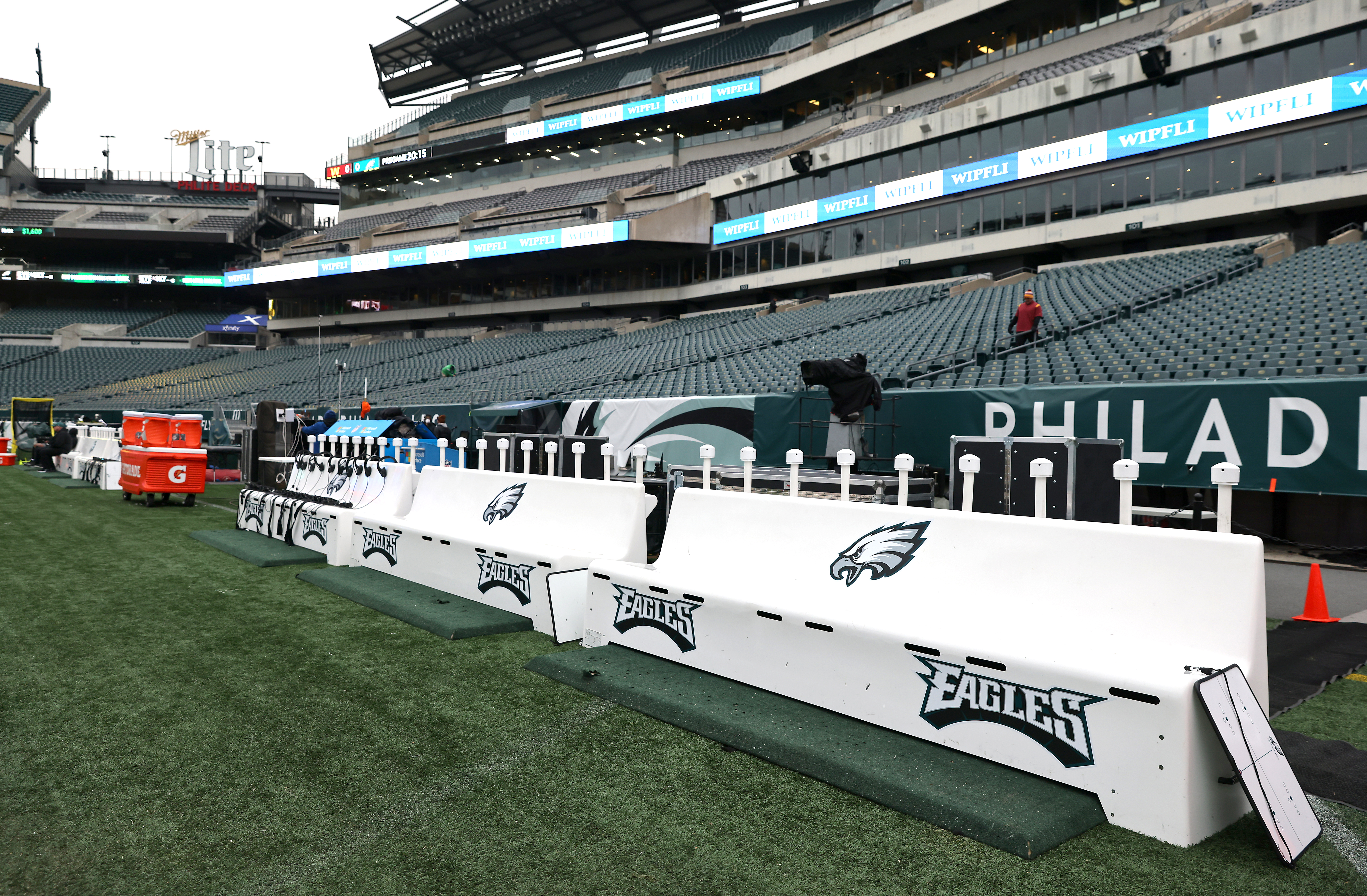 Man falls to death at Lincoln Financial Field in Philly